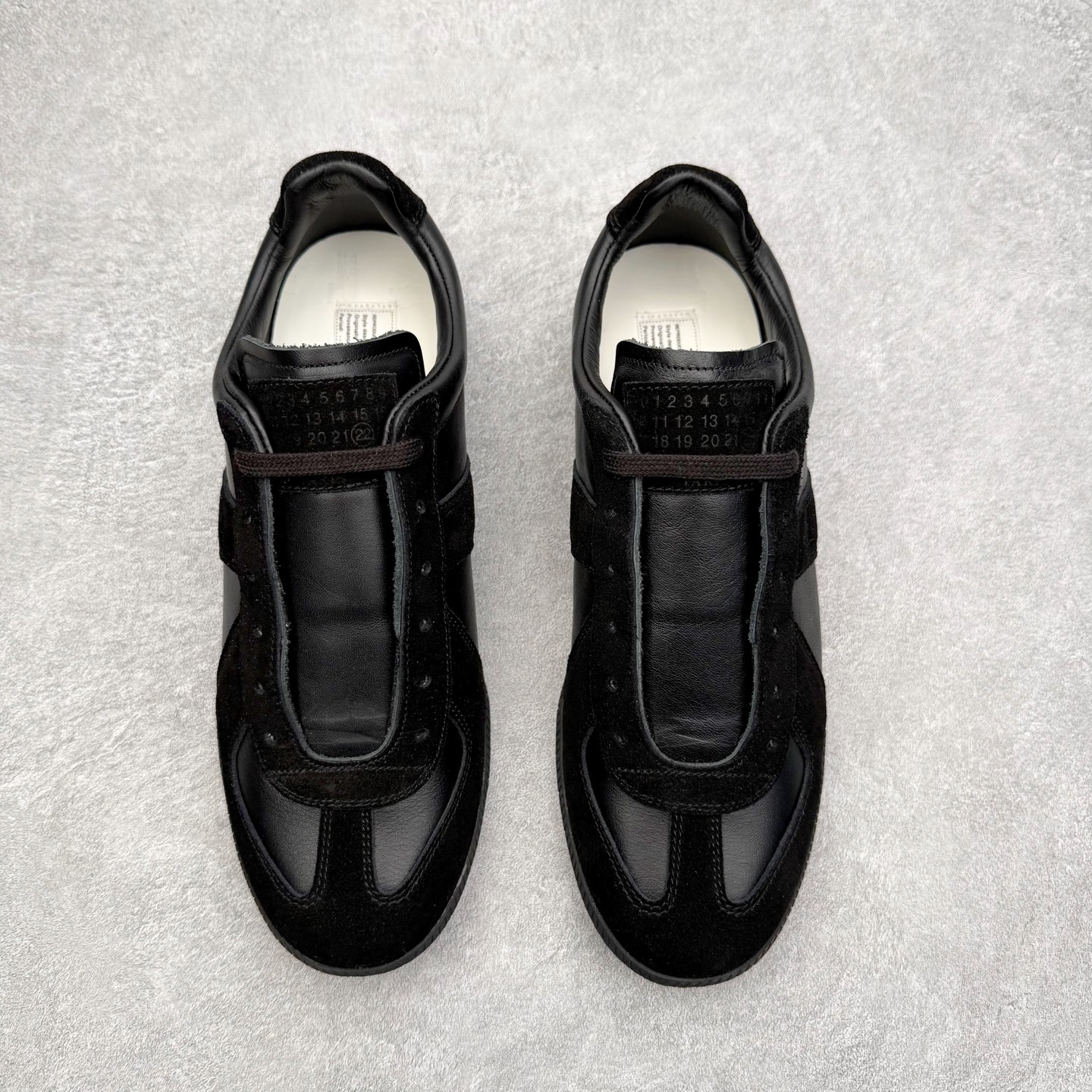 图片[2]-＃GD广顶 Maison Margiela Calfskin Replica 马吉拉复古低帮时尚德训鞋 上万点击率爆款 高端零售专供批次 全套原楦原纸板原厂数据开发 全鞋荧光划线卡点 胶水把控整洁度追求极致完美 多重QC质检 超越公司货的品控标准 实实在在的免检产品 原盒原配防尘袋购物卡 全网唯一正确0-23数字排版 一比一间距字体 内里全头层小羊皮 原版防滑鞋底设计 灰色翻毛牛皮 白色细纹贝利头层皮 依照原版逐帧开发 原装淡粉纸板中底带编号钢印 尺码：35 36 36.5 37 38 39 40 41 42 42.5 43 44 44.5 45-选品中心