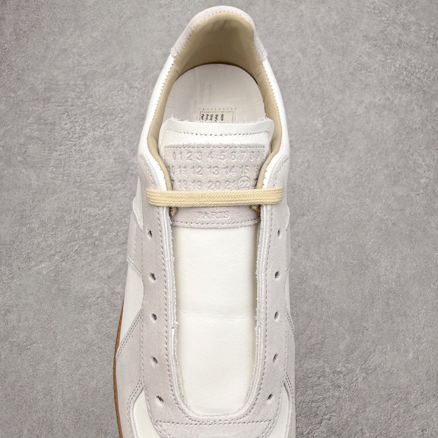 图片[5]-＃GD广顶 Maison Margiela Calfskin Replica 马吉拉复古低帮时尚德训鞋 上万点击率爆款 高端零售专供批次 全套原楦原纸板原厂数据开发 全鞋荧光划线卡点 胶水把控整洁度追求极致完美 多重QC质检 超越公司货的品控标准 实实在在的免检产品 原盒原配防尘袋购物卡 全网唯一正确0-23数字排版 一比一间距字体 内里全头层小羊皮 原版防滑鞋底设计 灰色翻毛牛皮 白色细纹贝利头层皮 依照原版逐帧开发 原装淡粉纸板中底带编号钢印 尺码：35 36 36.5 37 38 39 40 41 42 42.5 43 44 44.5 45-选品中心