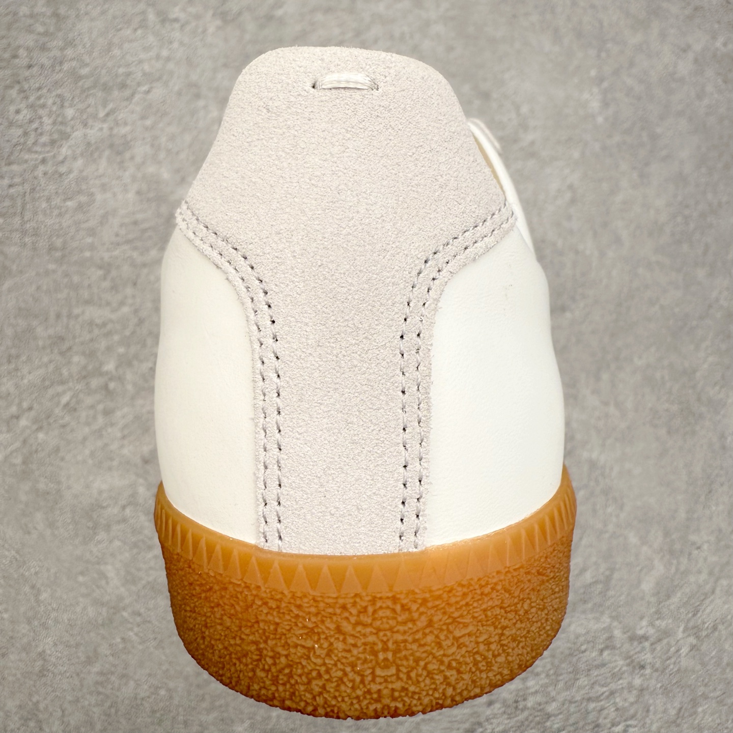 图片[8]-＃GD广顶 Maison Margiela Calfskin Replica 马吉拉复古低帮时尚德训鞋 上万点击率爆款 高端零售专供批次 全套原楦原纸板原厂数据开发 全鞋荧光划线卡点 胶水把控整洁度追求极致完美 多重QC质检 超越公司货的品控标准 实实在在的免检产品 原盒原配防尘袋购物卡 全网唯一正确0-23数字排版 一比一间距字体 内里全头层小羊皮 原版防滑鞋底设计 灰色翻毛牛皮 白色细纹贝利头层皮 依照原版逐帧开发 原装淡粉纸板中底带编号钢印 尺码：35 36 36.5 37 38 39 40 41 42 42.5 43 44 44.5 45-选品中心