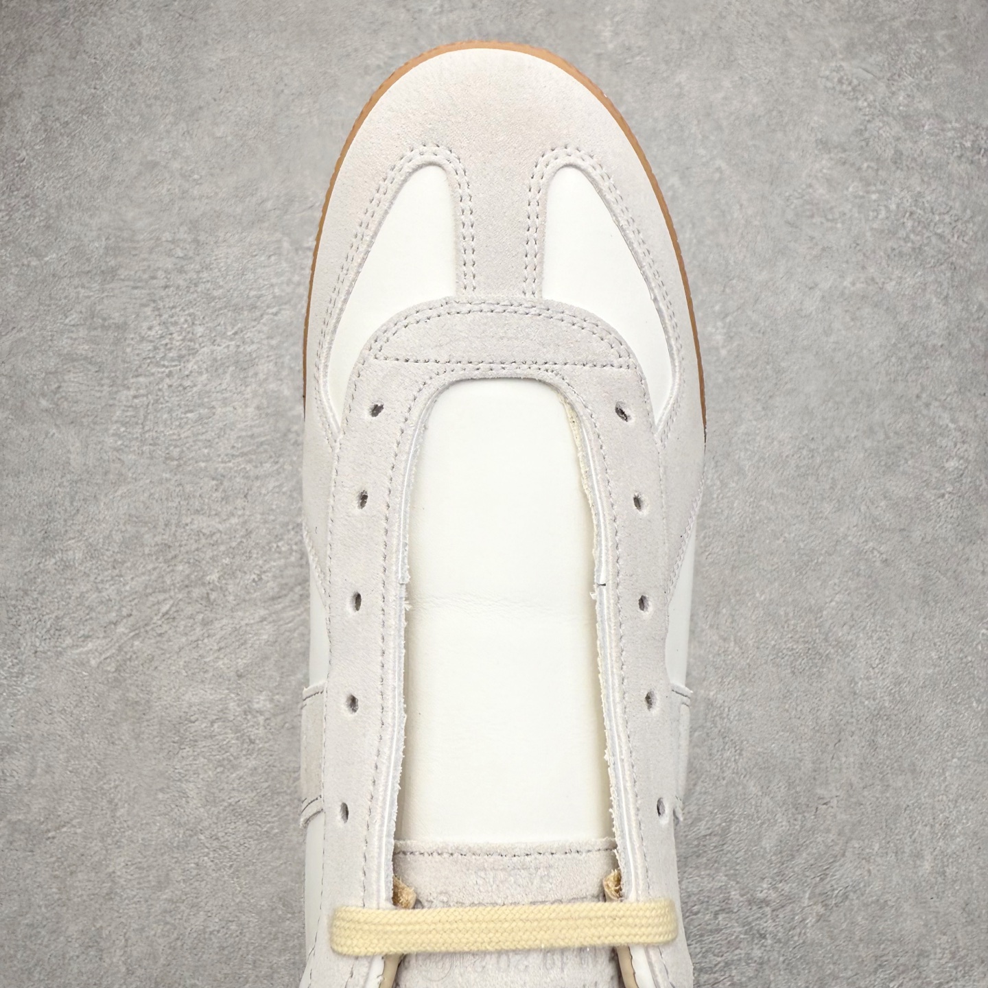 图片[4]-＃GD广顶 Maison Margiela Calfskin Replica 马吉拉复古低帮时尚德训鞋 上万点击率爆款 高端零售专供批次 全套原楦原纸板原厂数据开发 全鞋荧光划线卡点 胶水把控整洁度追求极致完美 多重QC质检 超越公司货的品控标准 实实在在的免检产品 原盒原配防尘袋购物卡 全网唯一正确0-23数字排版 一比一间距字体 内里全头层小羊皮 原版防滑鞋底设计 灰色翻毛牛皮 白色细纹贝利头层皮 依照原版逐帧开发 原装淡粉纸板中底带编号钢印 尺码：35 36 36.5 37 38 39 40 41 42 42.5 43 44 44.5 45-选品中心