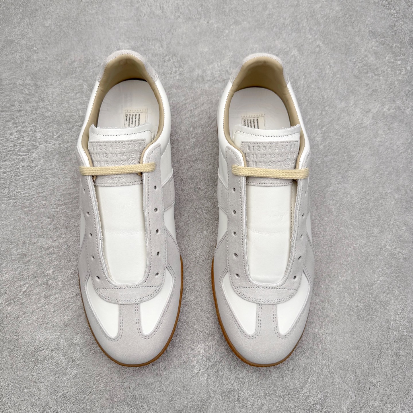 图片[2]-＃GD广顶 Maison Margiela Calfskin Replica 马吉拉复古低帮时尚德训鞋 上万点击率爆款 高端零售专供批次 全套原楦原纸板原厂数据开发 全鞋荧光划线卡点 胶水把控整洁度追求极致完美 多重QC质检 超越公司货的品控标准 实实在在的免检产品 原盒原配防尘袋购物卡 全网唯一正确0-23数字排版 一比一间距字体 内里全头层小羊皮 原版防滑鞋底设计 灰色翻毛牛皮 白色细纹贝利头层皮 依照原版逐帧开发 原装淡粉纸板中底带编号钢印 尺码：35 36 36.5 37 38 39 40 41 42 42.5 43 44 44.5 45-选品中心