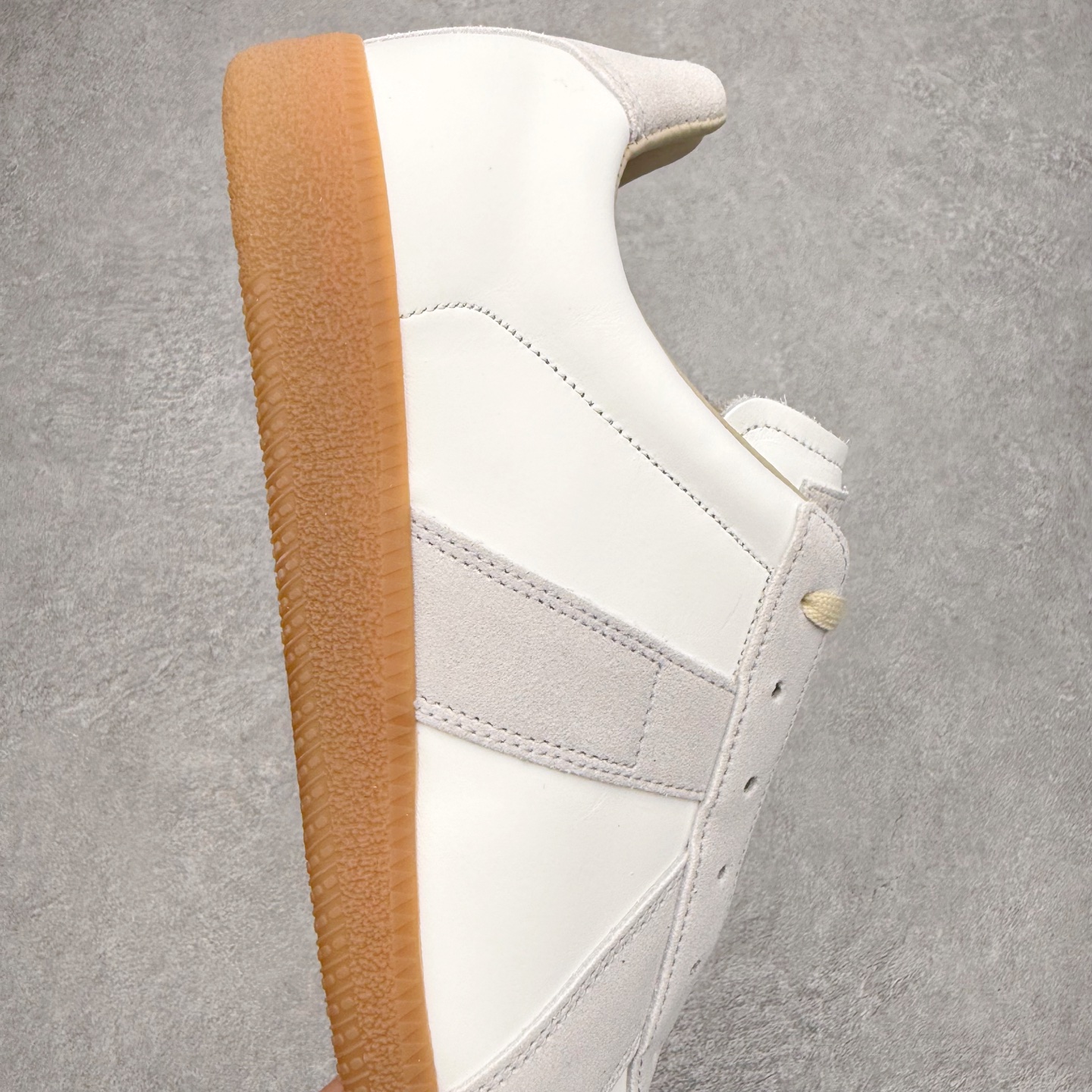 图片[6]-＃GD广顶 Maison Margiela Calfskin Replica 马吉拉复古低帮时尚德训鞋 上万点击率爆款 高端零售专供批次 全套原楦原纸板原厂数据开发 全鞋荧光划线卡点 胶水把控整洁度追求极致完美 多重QC质检 超越公司货的品控标准 实实在在的免检产品 原盒原配防尘袋购物卡 全网唯一正确0-23数字排版 一比一间距字体 内里全头层小羊皮 原版防滑鞋底设计 灰色翻毛牛皮 白色细纹贝利头层皮 依照原版逐帧开发 原装淡粉纸板中底带编号钢印 尺码：35 36 36.5 37 38 39 40 41 42 42.5 43 44 44.5 45-选品中心