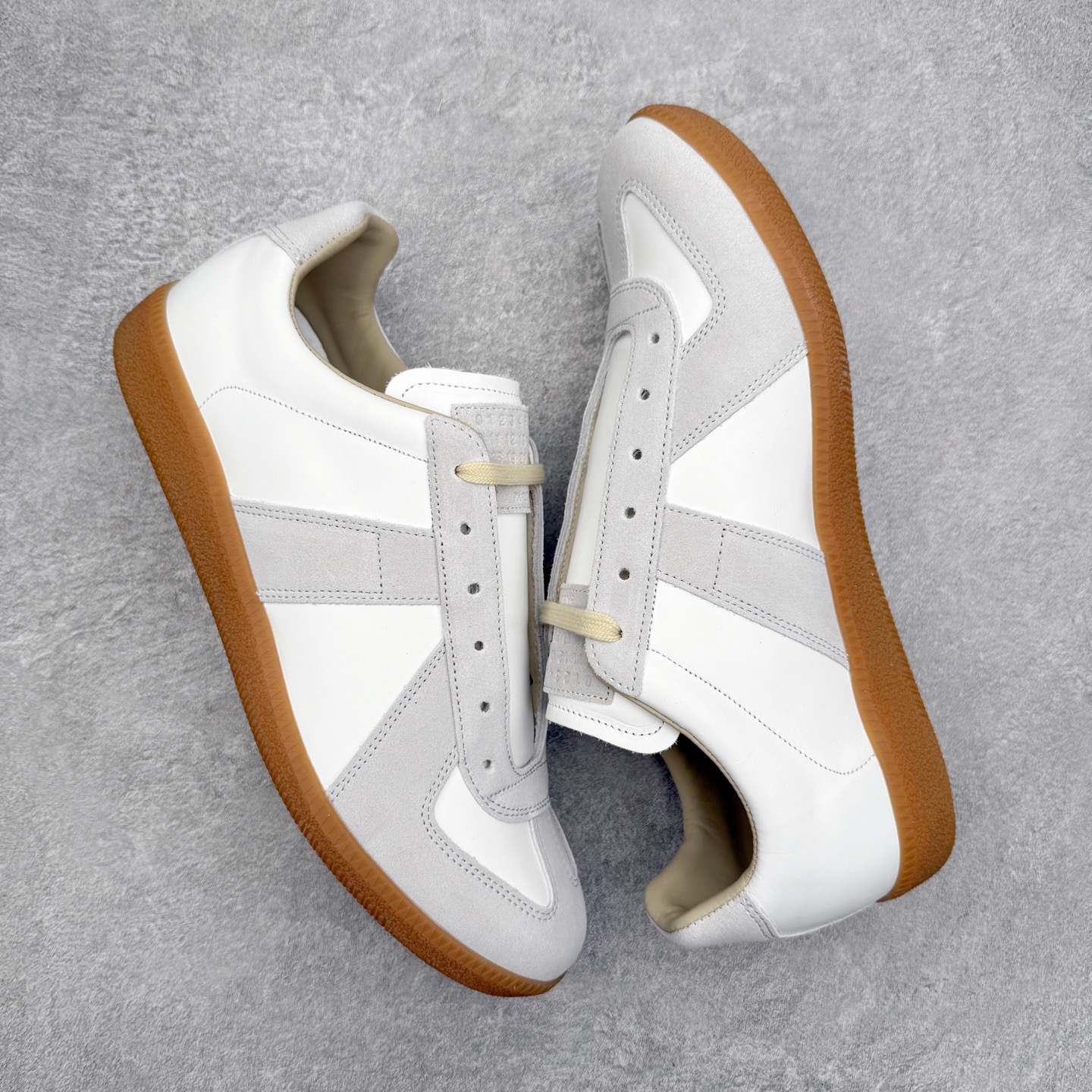 图片[3]-＃GD广顶 Maison Margiela Calfskin Replica 马吉拉复古低帮时尚德训鞋 上万点击率爆款 高端零售专供批次 全套原楦原纸板原厂数据开发 全鞋荧光划线卡点 胶水把控整洁度追求极致完美 多重QC质检 超越公司货的品控标准 实实在在的免检产品 原盒原配防尘袋购物卡 全网唯一正确0-23数字排版 一比一间距字体 内里全头层小羊皮 原版防滑鞋底设计 灰色翻毛牛皮 白色细纹贝利头层皮 依照原版逐帧开发 原装淡粉纸板中底带编号钢印 尺码：35 36 36.5 37 38 39 40 41 42 42.5 43 44 44.5 45-选品中心