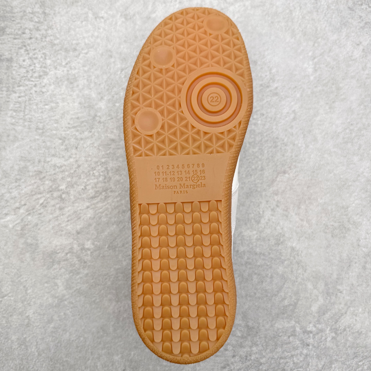 图片[9]-＃GD广顶 Maison Margiela Calfskin Replica 马吉拉复古低帮时尚德训鞋 上万点击率爆款 高端零售专供批次 全套原楦原纸板原厂数据开发 全鞋荧光划线卡点 胶水把控整洁度追求极致完美 多重QC质检 超越公司货的品控标准 实实在在的免检产品 原盒原配防尘袋购物卡 全网唯一正确0-23数字排版 一比一间距字体 内里全头层小羊皮 原版防滑鞋底设计 灰色翻毛牛皮 白色细纹贝利头层皮 依照原版逐帧开发 原装淡粉纸板中底带编号钢印 尺码：35 36 36.5 37 38 39 40 41 42 42.5 43 44 44.5 45-选品中心