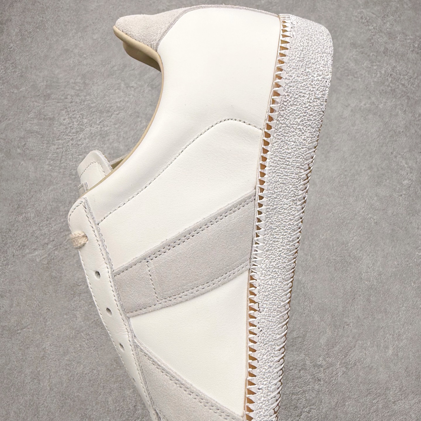 图片[7]-＃GD广顶 Maison Margiela Calfskin Replica 马吉拉复古低帮时尚德训鞋 上万点击率爆款 高端零售专供批次 全套原楦原纸板原厂数据开发 全鞋荧光划线卡点 胶水把控整洁度追求极致完美 多重QC质检 超越公司货的品控标准 实实在在的免检产品 原盒原配防尘袋购物卡 全网唯一正确0-23数字排版 一比一间距字体 内里全头层小羊皮 原版防滑鞋底设计 灰色翻毛牛皮 白色细纹贝利头层皮 依照原版逐帧开发 原装淡粉纸板中底带编号钢印 尺码：35 36 36.5 37 38 39 40 41 42 42.5 43 44 44.5 45-选品中心