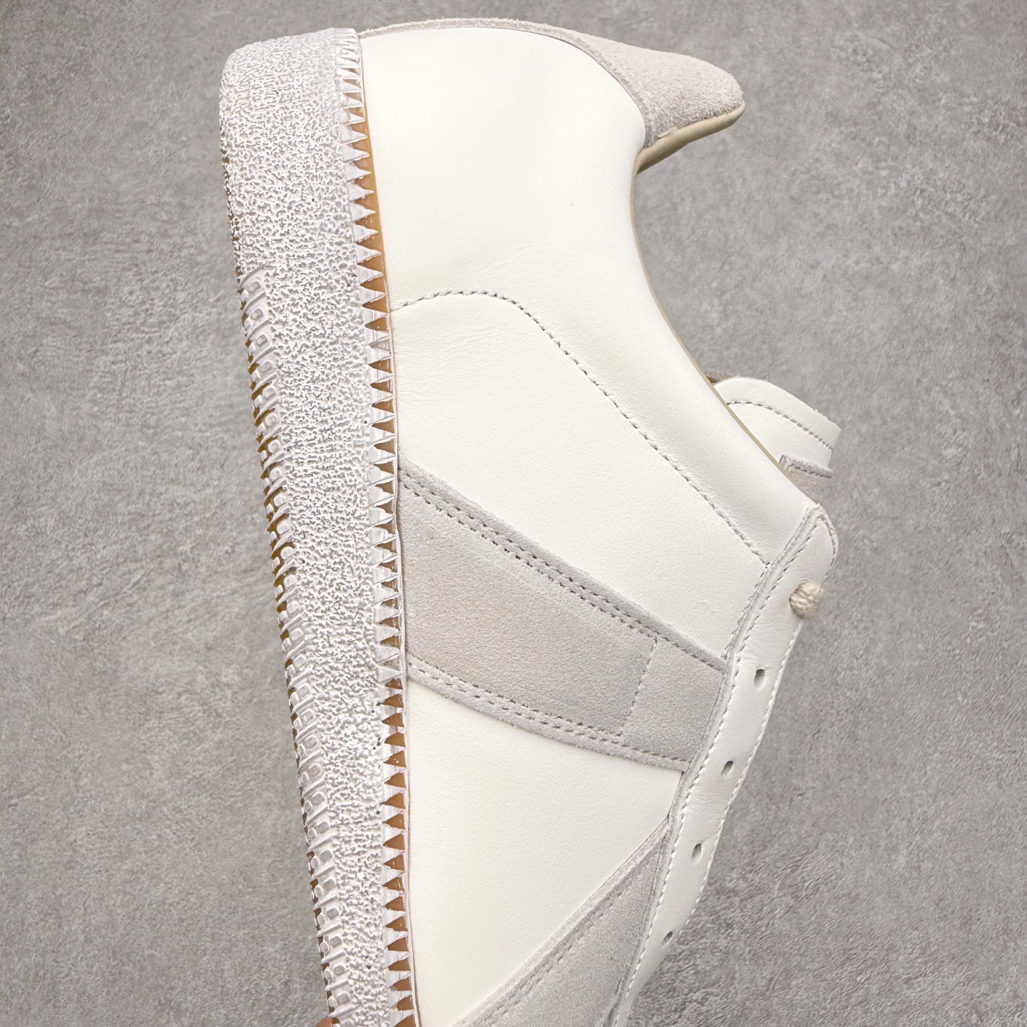 图片[6]-＃GD广顶 Maison Margiela Calfskin Replica 马吉拉复古低帮时尚德训鞋 上万点击率爆款 高端零售专供批次 全套原楦原纸板原厂数据开发 全鞋荧光划线卡点 胶水把控整洁度追求极致完美 多重QC质检 超越公司货的品控标准 实实在在的免检产品 原盒原配防尘袋购物卡 全网唯一正确0-23数字排版 一比一间距字体 内里全头层小羊皮 原版防滑鞋底设计 灰色翻毛牛皮 白色细纹贝利头层皮 依照原版逐帧开发 原装淡粉纸板中底带编号钢印 尺码：35 36 36.5 37 38 39 40 41 42 42.5 43 44 44.5 45-选品中心