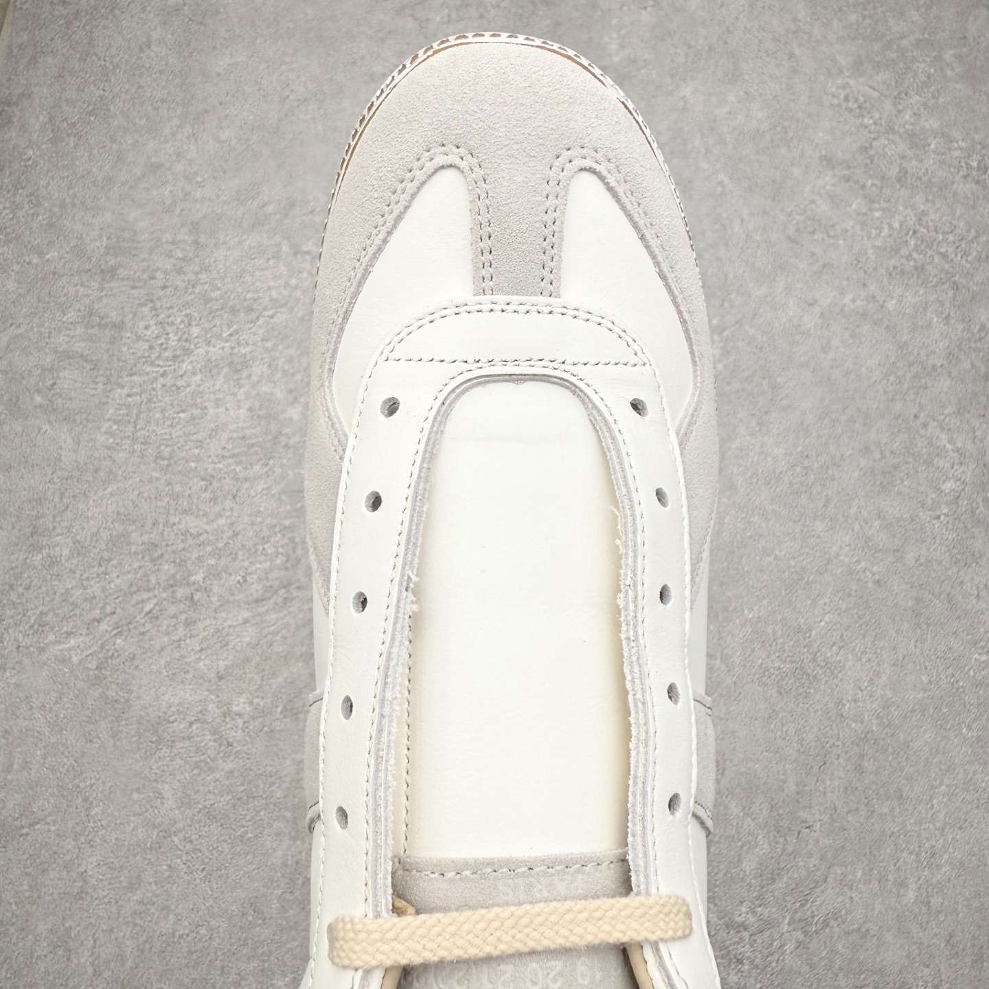 图片[4]-＃GD广顶 Maison Margiela Calfskin Replica 马吉拉复古低帮时尚德训鞋 上万点击率爆款 高端零售专供批次 全套原楦原纸板原厂数据开发 全鞋荧光划线卡点 胶水把控整洁度追求极致完美 多重QC质检 超越公司货的品控标准 实实在在的免检产品 原盒原配防尘袋购物卡 全网唯一正确0-23数字排版 一比一间距字体 内里全头层小羊皮 原版防滑鞋底设计 灰色翻毛牛皮 白色细纹贝利头层皮 依照原版逐帧开发 原装淡粉纸板中底带编号钢印 尺码：35 36 36.5 37 38 39 40 41 42 42.5 43 44 44.5 45-选品中心