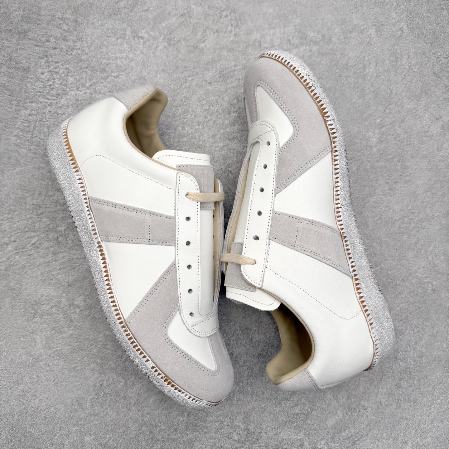 图片[3]-＃GD广顶 Maison Margiela Calfskin Replica 马吉拉复古低帮时尚德训鞋 上万点击率爆款 高端零售专供批次 全套原楦原纸板原厂数据开发 全鞋荧光划线卡点 胶水把控整洁度追求极致完美 多重QC质检 超越公司货的品控标准 实实在在的免检产品 原盒原配防尘袋购物卡 全网唯一正确0-23数字排版 一比一间距字体 内里全头层小羊皮 原版防滑鞋底设计 灰色翻毛牛皮 白色细纹贝利头层皮 依照原版逐帧开发 原装淡粉纸板中底带编号钢印 尺码：35 36 36.5 37 38 39 40 41 42 42.5 43 44 44.5 45-选品中心