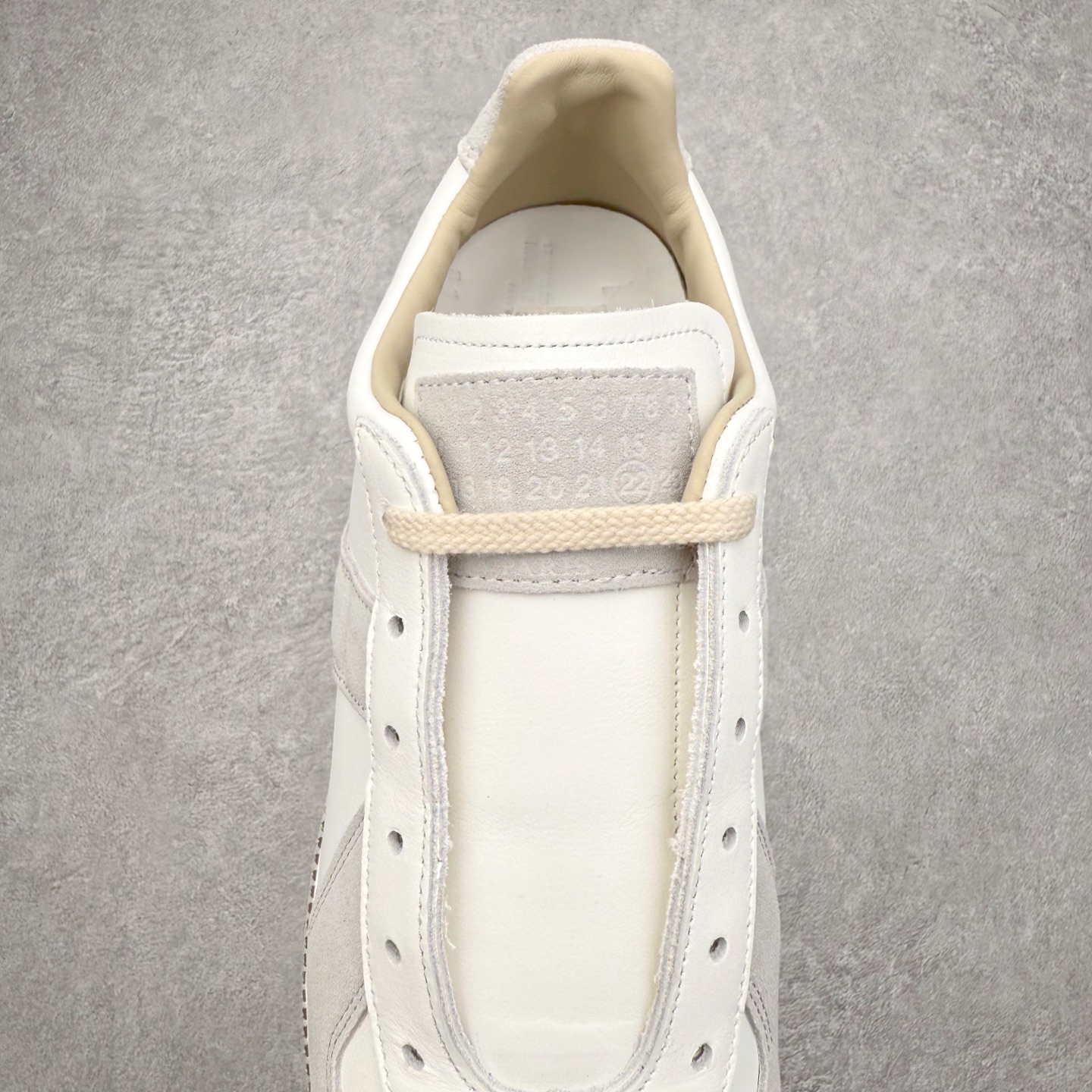 图片[5]-＃GD广顶 Maison Margiela Calfskin Replica 马吉拉复古低帮时尚德训鞋 上万点击率爆款 高端零售专供批次 全套原楦原纸板原厂数据开发 全鞋荧光划线卡点 胶水把控整洁度追求极致完美 多重QC质检 超越公司货的品控标准 实实在在的免检产品 原盒原配防尘袋购物卡 全网唯一正确0-23数字排版 一比一间距字体 内里全头层小羊皮 原版防滑鞋底设计 灰色翻毛牛皮 白色细纹贝利头层皮 依照原版逐帧开发 原装淡粉纸板中底带编号钢印 尺码：35 36 36.5 37 38 39 40 41 42 42.5 43 44 44.5 45-选品中心