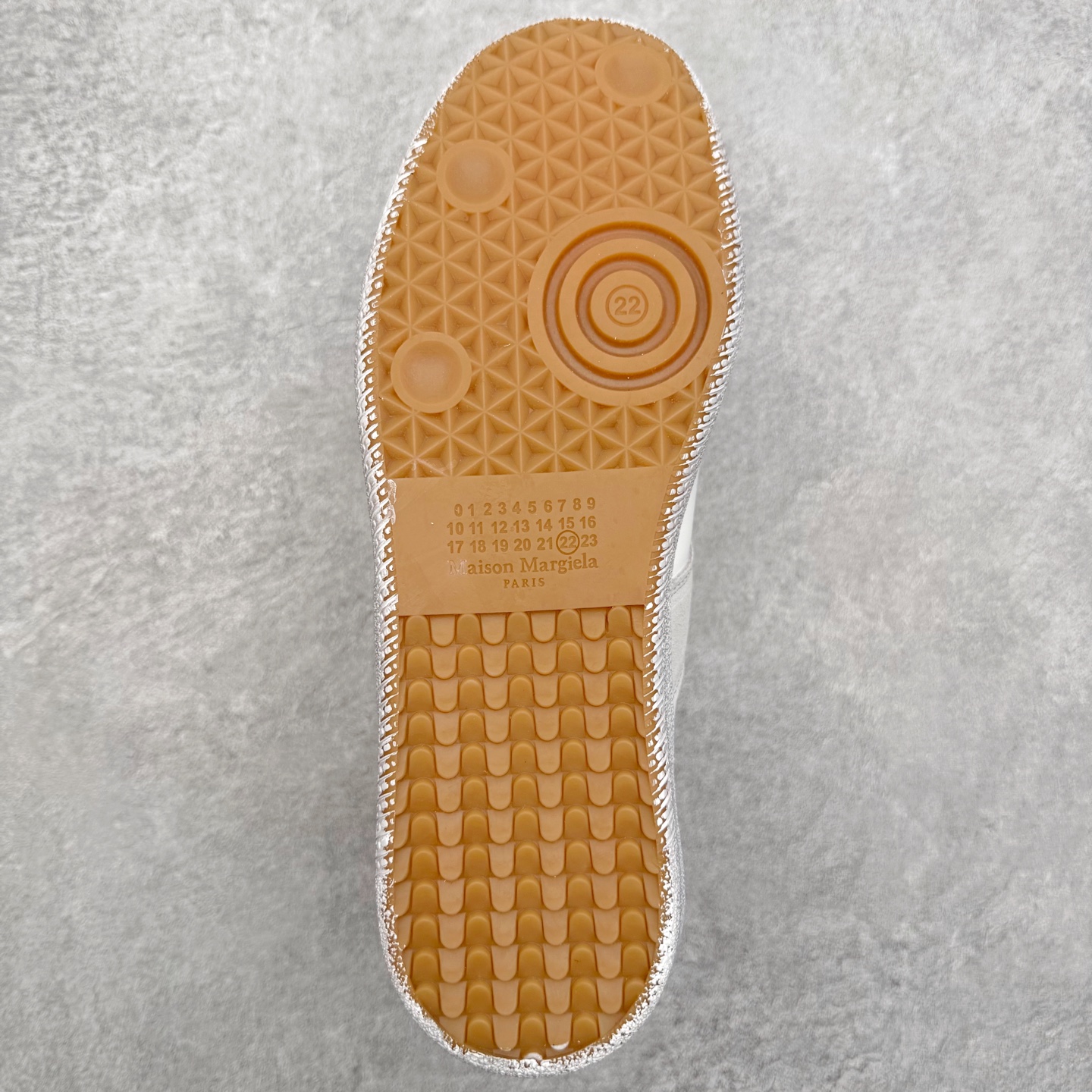 图片[9]-＃GD广顶 Maison Margiela Calfskin Replica 马吉拉复古低帮时尚德训鞋 上万点击率爆款 高端零售专供批次 全套原楦原纸板原厂数据开发 全鞋荧光划线卡点 胶水把控整洁度追求极致完美 多重QC质检 超越公司货的品控标准 实实在在的免检产品 原盒原配防尘袋购物卡 全网唯一正确0-23数字排版 一比一间距字体 内里全头层小羊皮 原版防滑鞋底设计 灰色翻毛牛皮 白色细纹贝利头层皮 依照原版逐帧开发 原装淡粉纸板中底带编号钢印 尺码：35 36 36.5 37 38 39 40 41 42 42.5 43 44 44.5 45-选品中心