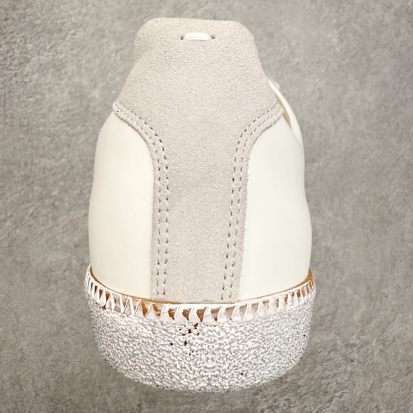 图片[8]-＃GD广顶 Maison Margiela Calfskin Replica 马吉拉复古低帮时尚德训鞋 上万点击率爆款 高端零售专供批次 全套原楦原纸板原厂数据开发 全鞋荧光划线卡点 胶水把控整洁度追求极致完美 多重QC质检 超越公司货的品控标准 实实在在的免检产品 原盒原配防尘袋购物卡 全网唯一正确0-23数字排版 一比一间距字体 内里全头层小羊皮 原版防滑鞋底设计 灰色翻毛牛皮 白色细纹贝利头层皮 依照原版逐帧开发 原装淡粉纸板中底带编号钢印 尺码：35 36 36.5 37 38 39 40 41 42 42.5 43 44 44.5 45-选品中心