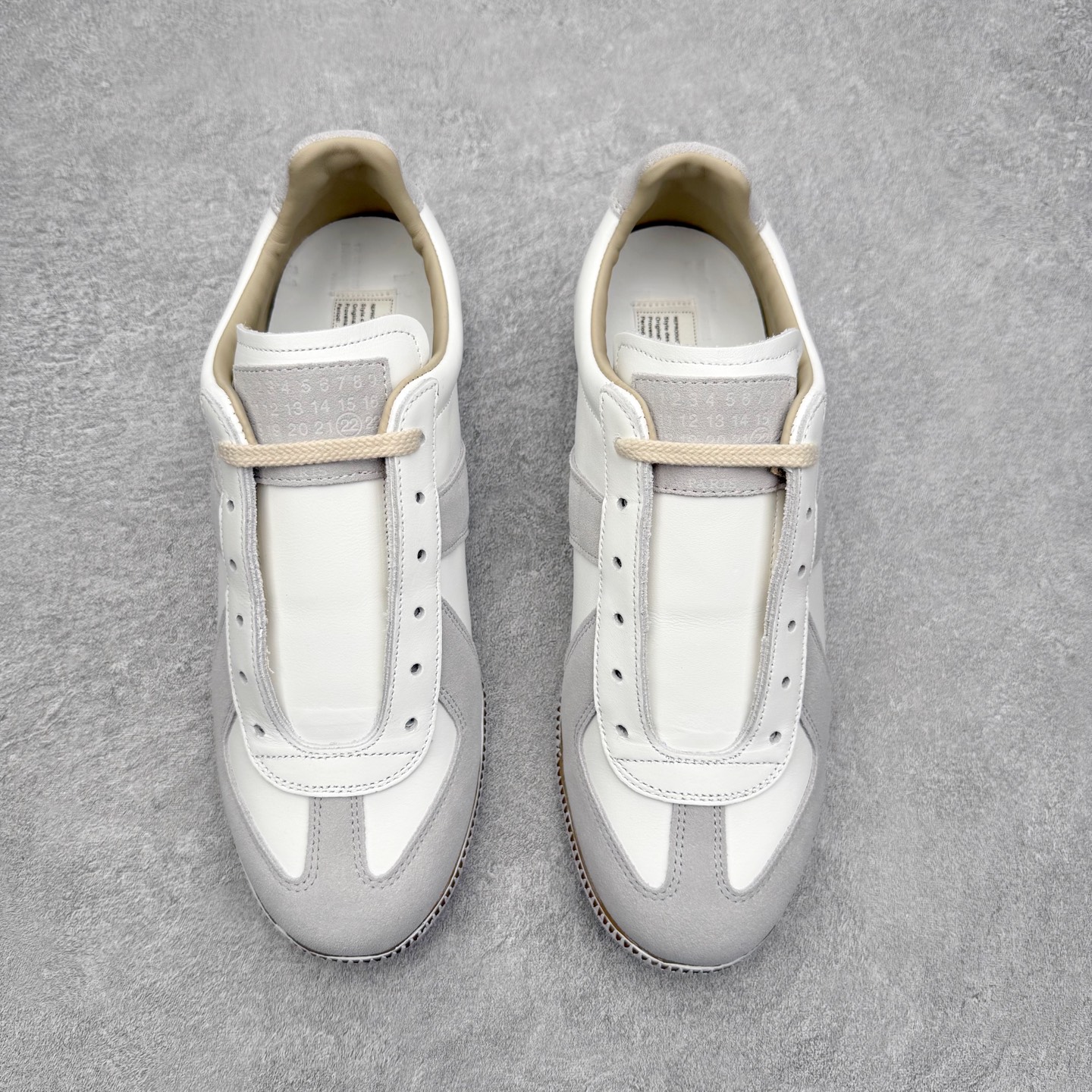 图片[2]-＃GD广顶 Maison Margiela Calfskin Replica 马吉拉复古低帮时尚德训鞋 上万点击率爆款 高端零售专供批次 全套原楦原纸板原厂数据开发 全鞋荧光划线卡点 胶水把控整洁度追求极致完美 多重QC质检 超越公司货的品控标准 实实在在的免检产品 原盒原配防尘袋购物卡 全网唯一正确0-23数字排版 一比一间距字体 内里全头层小羊皮 原版防滑鞋底设计 灰色翻毛牛皮 白色细纹贝利头层皮 依照原版逐帧开发 原装淡粉纸板中底带编号钢印 尺码：35 36 36.5 37 38 39 40 41 42 42.5 43 44 44.5 45-选品中心