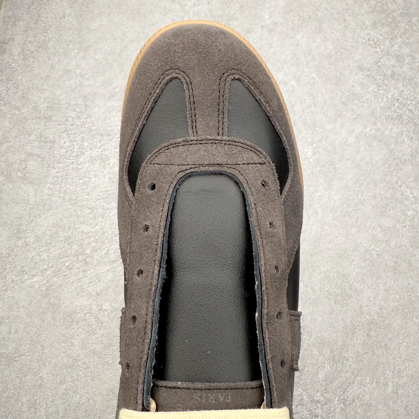 图片[4]-＃GD广顶 Maison Margiela Calfskin Replica 马吉拉复古低帮时尚德训鞋 上万点击率爆款 高端零售专供批次 全套原楦原纸板原厂数据开发 全鞋荧光划线卡点 胶水把控整洁度追求极致完美 多重QC质检 超越公司货的品控标准 实实在在的免检产品 原盒原配防尘袋购物卡 全网唯一正确0-23数字排版 一比一间距字体 内里全头层小羊皮 原版防滑鞋底设计 灰色翻毛牛皮 白色细纹贝利头层皮 依照原版逐帧开发 原装淡粉纸板中底带编号钢印 尺码：35 36 36.5 37 38 39 40 41 42 42.5 43 44 44.5 45-选品中心