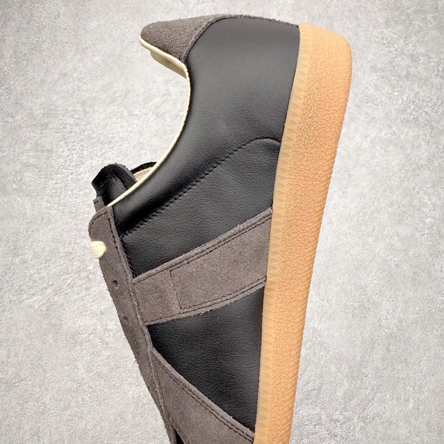 图片[7]-＃GD广顶 Maison Margiela Calfskin Replica 马吉拉复古低帮时尚德训鞋 上万点击率爆款 高端零售专供批次 全套原楦原纸板原厂数据开发 全鞋荧光划线卡点 胶水把控整洁度追求极致完美 多重QC质检 超越公司货的品控标准 实实在在的免检产品 原盒原配防尘袋购物卡 全网唯一正确0-23数字排版 一比一间距字体 内里全头层小羊皮 原版防滑鞋底设计 灰色翻毛牛皮 白色细纹贝利头层皮 依照原版逐帧开发 原装淡粉纸板中底带编号钢印 尺码：35 36 36.5 37 38 39 40 41 42 42.5 43 44 44.5 45-选品中心