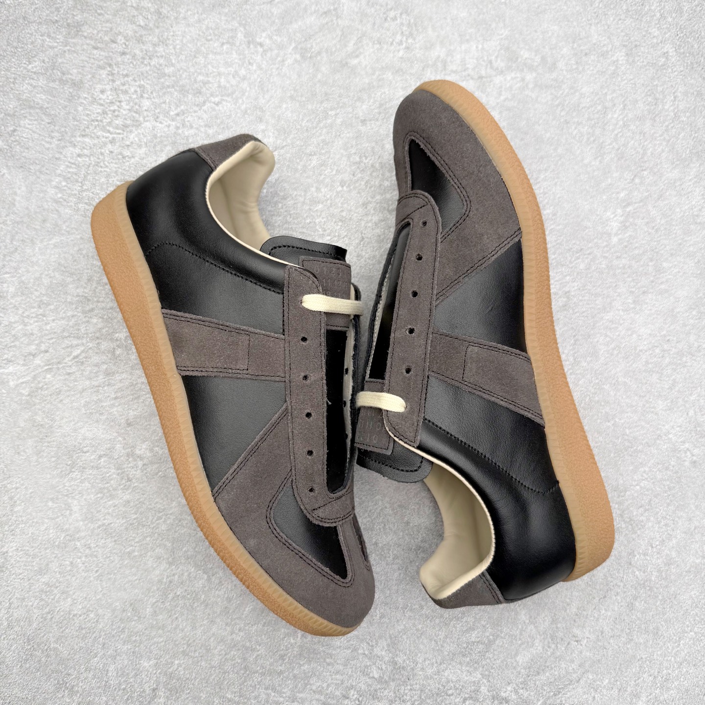 图片[3]-＃GD广顶 Maison Margiela Calfskin Replica 马吉拉复古低帮时尚德训鞋 上万点击率爆款 高端零售专供批次 全套原楦原纸板原厂数据开发 全鞋荧光划线卡点 胶水把控整洁度追求极致完美 多重QC质检 超越公司货的品控标准 实实在在的免检产品 原盒原配防尘袋购物卡 全网唯一正确0-23数字排版 一比一间距字体 内里全头层小羊皮 原版防滑鞋底设计 灰色翻毛牛皮 白色细纹贝利头层皮 依照原版逐帧开发 原装淡粉纸板中底带编号钢印 尺码：35 36 36.5 37 38 39 40 41 42 42.5 43 44 44.5 45-选品中心