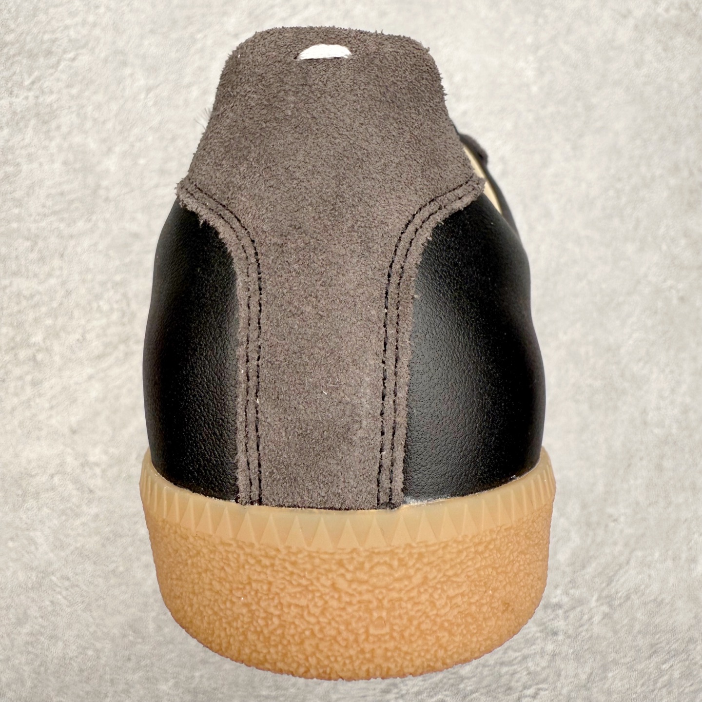 图片[8]-＃GD广顶 Maison Margiela Calfskin Replica 马吉拉复古低帮时尚德训鞋 上万点击率爆款 高端零售专供批次 全套原楦原纸板原厂数据开发 全鞋荧光划线卡点 胶水把控整洁度追求极致完美 多重QC质检 超越公司货的品控标准 实实在在的免检产品 原盒原配防尘袋购物卡 全网唯一正确0-23数字排版 一比一间距字体 内里全头层小羊皮 原版防滑鞋底设计 灰色翻毛牛皮 白色细纹贝利头层皮 依照原版逐帧开发 原装淡粉纸板中底带编号钢印 尺码：35 36 36.5 37 38 39 40 41 42 42.5 43 44 44.5 45-选品中心