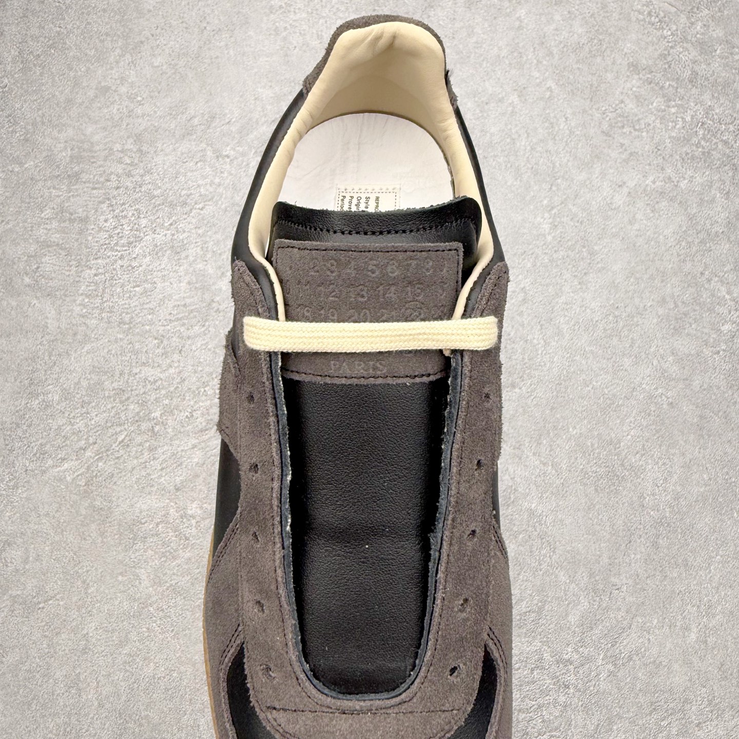 图片[5]-＃GD广顶 Maison Margiela Calfskin Replica 马吉拉复古低帮时尚德训鞋 上万点击率爆款 高端零售专供批次 全套原楦原纸板原厂数据开发 全鞋荧光划线卡点 胶水把控整洁度追求极致完美 多重QC质检 超越公司货的品控标准 实实在在的免检产品 原盒原配防尘袋购物卡 全网唯一正确0-23数字排版 一比一间距字体 内里全头层小羊皮 原版防滑鞋底设计 灰色翻毛牛皮 白色细纹贝利头层皮 依照原版逐帧开发 原装淡粉纸板中底带编号钢印 尺码：35 36 36.5 37 38 39 40 41 42 42.5 43 44 44.5 45-选品中心