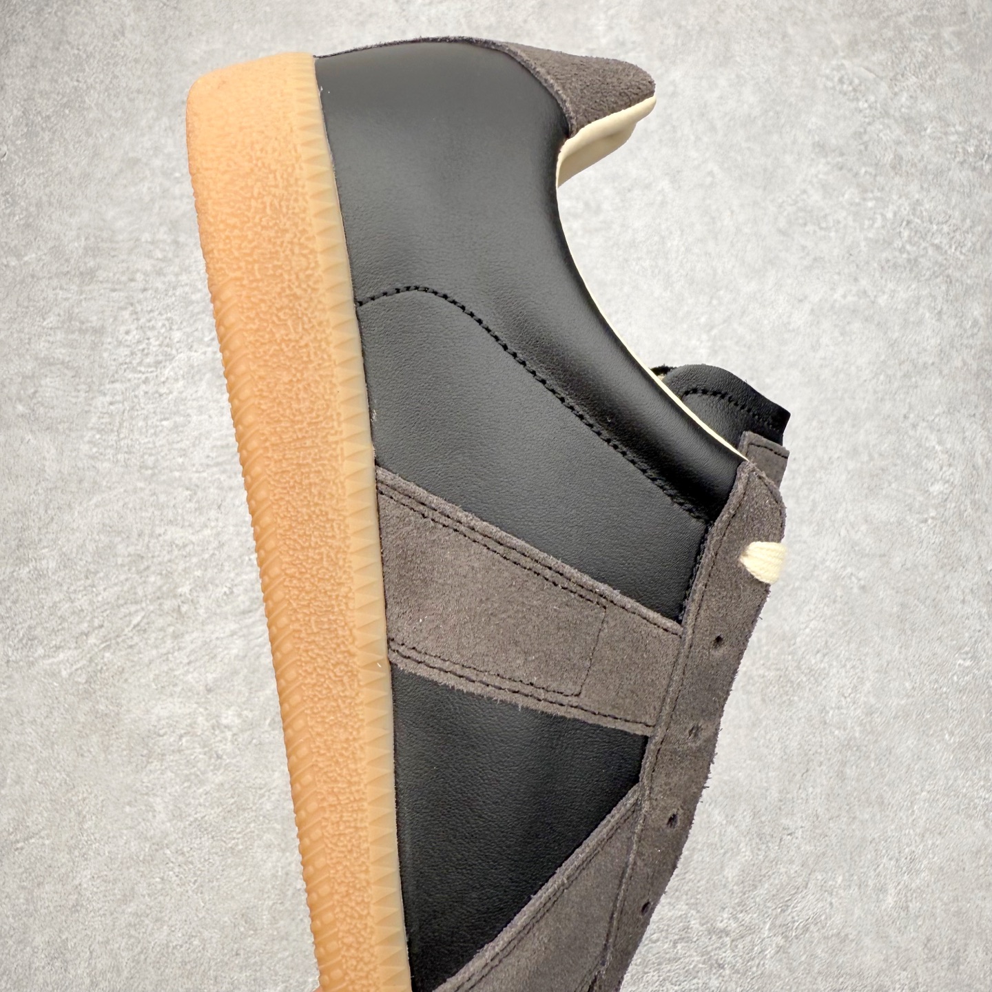 图片[6]-＃GD广顶 Maison Margiela Calfskin Replica 马吉拉复古低帮时尚德训鞋 上万点击率爆款 高端零售专供批次 全套原楦原纸板原厂数据开发 全鞋荧光划线卡点 胶水把控整洁度追求极致完美 多重QC质检 超越公司货的品控标准 实实在在的免检产品 原盒原配防尘袋购物卡 全网唯一正确0-23数字排版 一比一间距字体 内里全头层小羊皮 原版防滑鞋底设计 灰色翻毛牛皮 白色细纹贝利头层皮 依照原版逐帧开发 原装淡粉纸板中底带编号钢印 尺码：35 36 36.5 37 38 39 40 41 42 42.5 43 44 44.5 45-选品中心