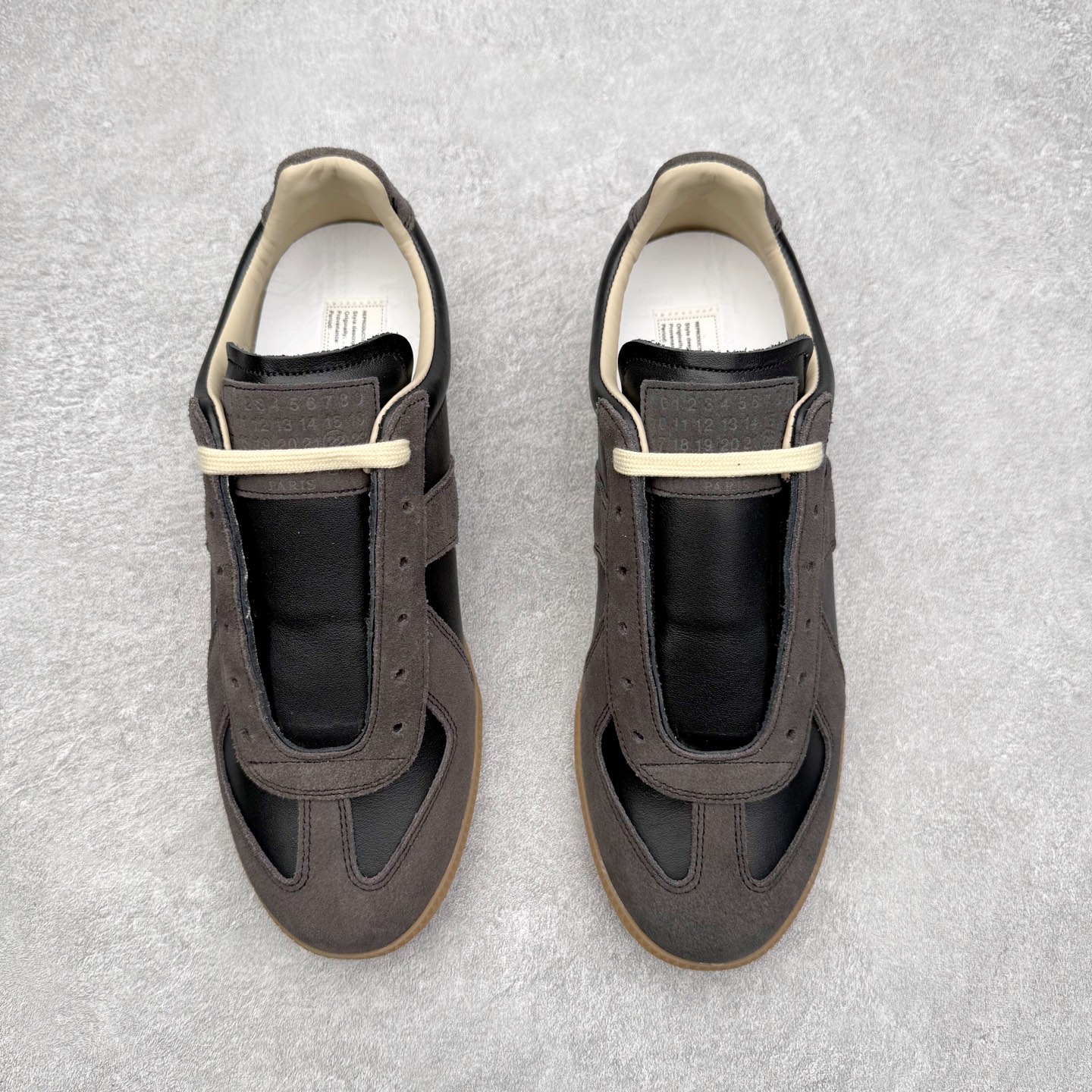 图片[2]-＃GD广顶 Maison Margiela Calfskin Replica 马吉拉复古低帮时尚德训鞋 上万点击率爆款 高端零售专供批次 全套原楦原纸板原厂数据开发 全鞋荧光划线卡点 胶水把控整洁度追求极致完美 多重QC质检 超越公司货的品控标准 实实在在的免检产品 原盒原配防尘袋购物卡 全网唯一正确0-23数字排版 一比一间距字体 内里全头层小羊皮 原版防滑鞋底设计 灰色翻毛牛皮 白色细纹贝利头层皮 依照原版逐帧开发 原装淡粉纸板中底带编号钢印 尺码：35 36 36.5 37 38 39 40 41 42 42.5 43 44 44.5 45-选品中心