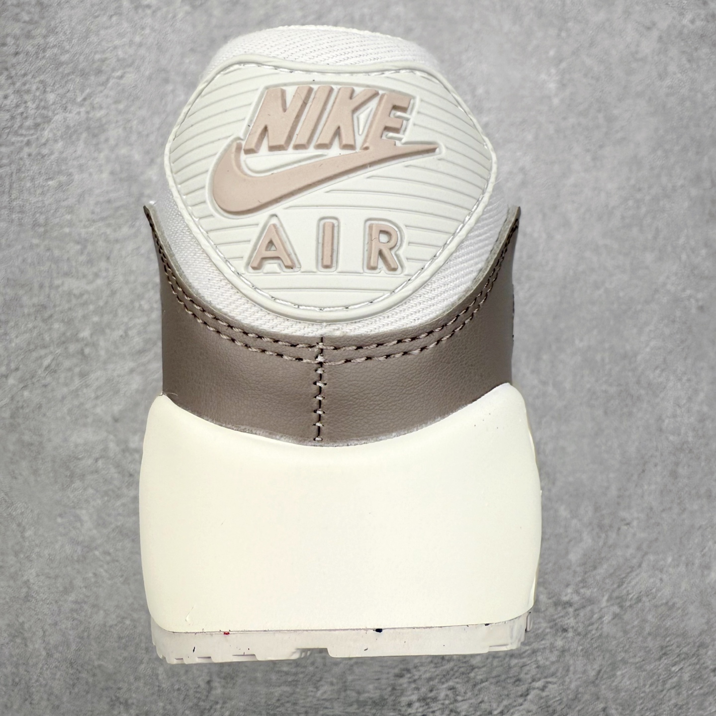 图片[8]-＃MX版 NK Air MAX 90 气垫复古减震跑步鞋 DZ3522-003 经典重温 独家陆续补货 外单专供大厂出品 品质稳定 一百余色 终端操作 Air Max 90于1990年推出 来自Air Max系列 在Air Max 1的基础上改进而得 增加了气垫面积 外型上也更为流线 最特別的就是加入了菱纹塑胶嵌板 为Air Max 90增添了许多潮流气息 皮革鞋面 造就出色耐穿性和支撑力 Max Air缓震配置搭配泡棉中底 令Air Max 90轻盈而舒适 华夫格橡胶外底 铸就Air Max 90非凡的抓地力 而Air Max 90不仅是一双跑鞋 它成功跨越了时间的演进 成为了球鞋文化与潮流圈中最熟为人知的鞋款之一 尺码：36 36.5 37.5 38 38.5 39 40 40.5 41 42 42.5 43 44 44.5 45-选品中心