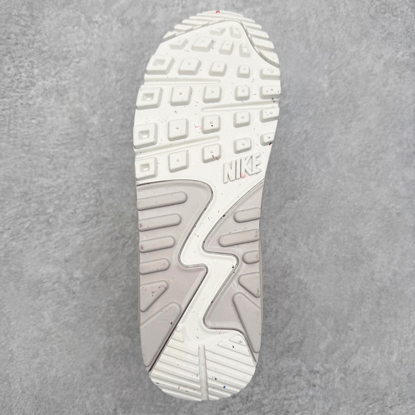 图片[9]-＃MX版 NK Air MAX 90 气垫复古减震跑步鞋 DZ3522-003 经典重温 独家陆续补货 外单专供大厂出品 品质稳定 一百余色 终端操作 Air Max 90于1990年推出 来自Air Max系列 在Air Max 1的基础上改进而得 增加了气垫面积 外型上也更为流线 最特別的就是加入了菱纹塑胶嵌板 为Air Max 90增添了许多潮流气息 皮革鞋面 造就出色耐穿性和支撑力 Max Air缓震配置搭配泡棉中底 令Air Max 90轻盈而舒适 华夫格橡胶外底 铸就Air Max 90非凡的抓地力 而Air Max 90不仅是一双跑鞋 它成功跨越了时间的演进 成为了球鞋文化与潮流圈中最熟为人知的鞋款之一 尺码：36 36.5 37.5 38 38.5 39 40 40.5 41 42 42.5 43 44 44.5 45-选品中心