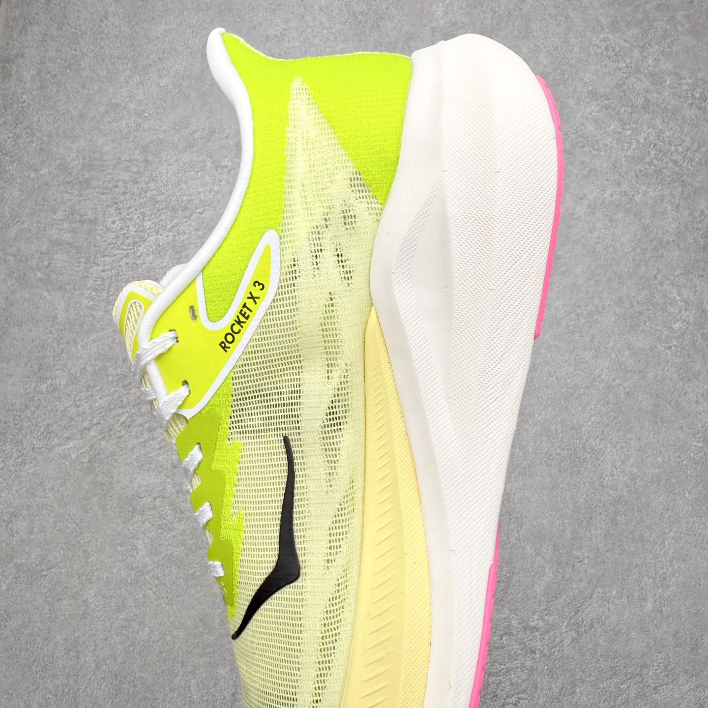 图片[7]-HOKA ONE ONE Rocket X 3 低帮专业越野跑步鞋 实拍首发 相较于前几代Mafate包裹感更好 跟Speedgoat(快速羚羊)系列比起来更加舒适 鞋底防滑性能在下坡的石板台阶和原始路面都有很好的表现 HOKA血统属性厚底设计 在快速下坡时起到缓震保护作用 减少重力给予脚踝、膝部、髋关节等处带来的冲击力 尺码：36 37 37.5 38 38.5 39 40 40.5 41 42 42.5 43 44 44.5 45-选品中心