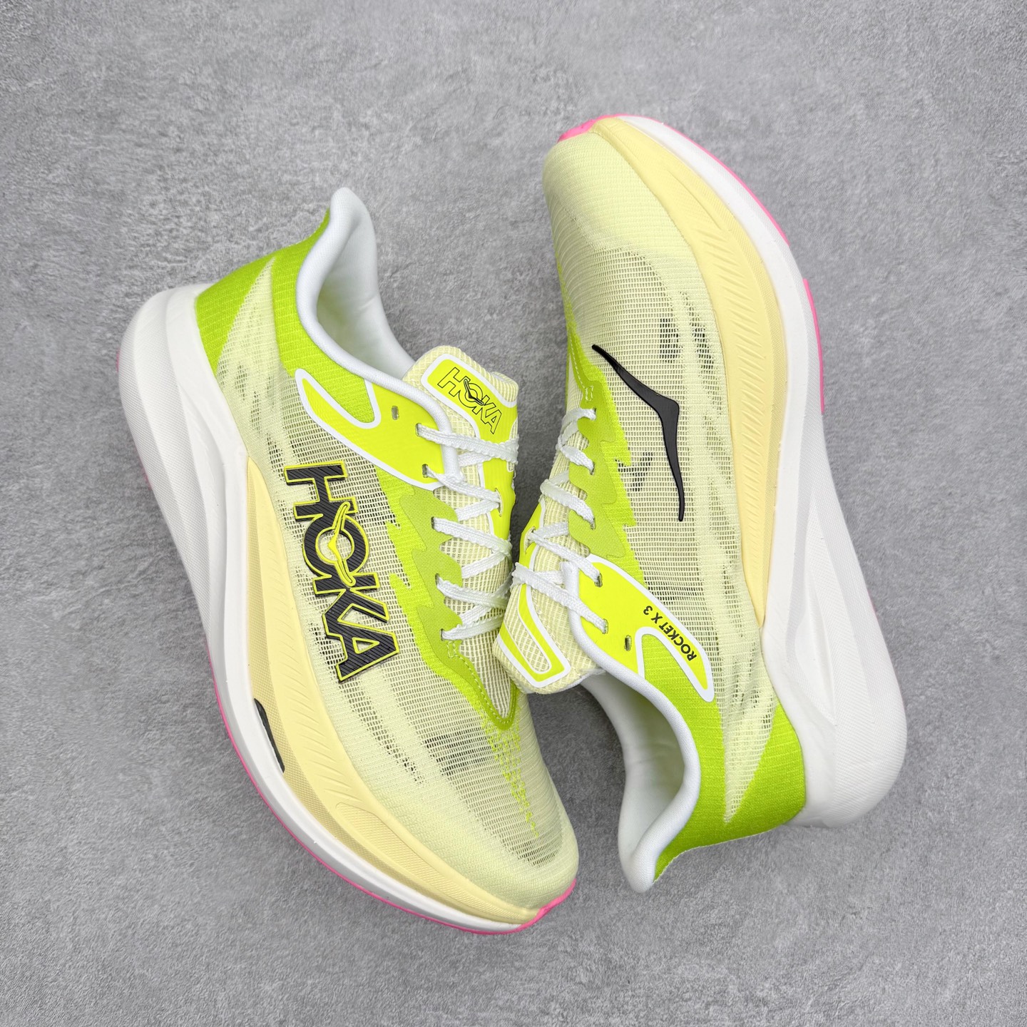 图片[3]-HOKA ONE ONE Rocket X 3 低帮专业越野跑步鞋 实拍首发 相较于前几代Mafate包裹感更好 跟Speedgoat(快速羚羊)系列比起来更加舒适 鞋底防滑性能在下坡的石板台阶和原始路面都有很好的表现 HOKA血统属性厚底设计 在快速下坡时起到缓震保护作用 减少重力给予脚踝、膝部、髋关节等处带来的冲击力 尺码：36 37 37.5 38 38.5 39 40 40.5 41 42 42.5 43 44 44.5 45-选品中心