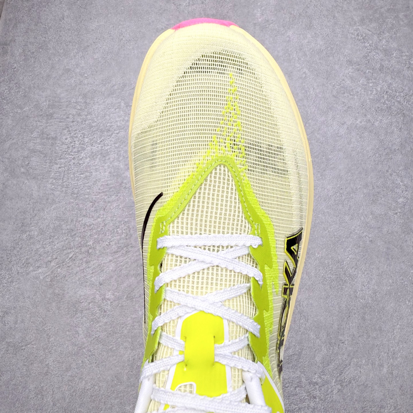 图片[4]-HOKA ONE ONE Rocket X 3 低帮专业越野跑步鞋 实拍首发 相较于前几代Mafate包裹感更好 跟Speedgoat(快速羚羊)系列比起来更加舒适 鞋底防滑性能在下坡的石板台阶和原始路面都有很好的表现 HOKA血统属性厚底设计 在快速下坡时起到缓震保护作用 减少重力给予脚踝、膝部、髋关节等处带来的冲击力 尺码：36 37 37.5 38 38.5 39 40 40.5 41 42 42.5 43 44 44.5 45-选品中心