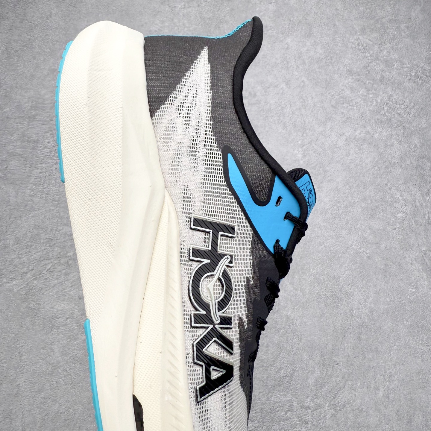 图片[6]-HOKA ONE ONE Rocket X 3 低帮专业越野跑步鞋 实拍首发 相较于前几代Mafate包裹感更好 跟Speedgoat(快速羚羊)系列比起来更加舒适 鞋底防滑性能在下坡的石板台阶和原始路面都有很好的表现 HOKA血统属性厚底设计 在快速下坡时起到缓震保护作用 减少重力给予脚踝、膝部、髋关节等处带来的冲击力 尺码：36 37 37.5 38 38.5 39 40 40.5 41 42 42.5 43 44 44.5 45-选品中心