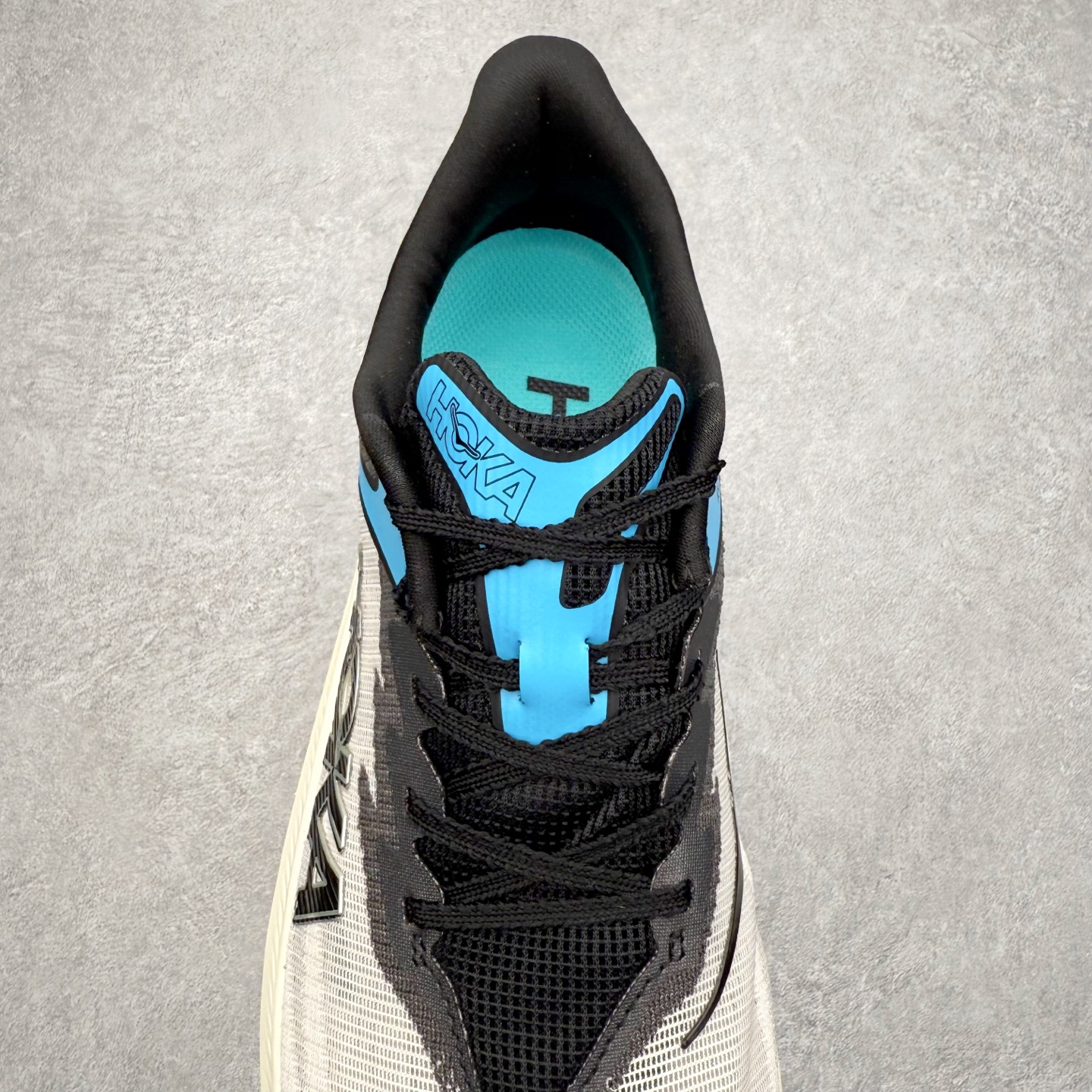 图片[5]-HOKA ONE ONE Rocket X 3 低帮专业越野跑步鞋 实拍首发 相较于前几代Mafate包裹感更好 跟Speedgoat(快速羚羊)系列比起来更加舒适 鞋底防滑性能在下坡的石板台阶和原始路面都有很好的表现 HOKA血统属性厚底设计 在快速下坡时起到缓震保护作用 减少重力给予脚踝、膝部、髋关节等处带来的冲击力 尺码：36 37 37.5 38 38.5 39 40 40.5 41 42 42.5 43 44 44.5 45-选品中心