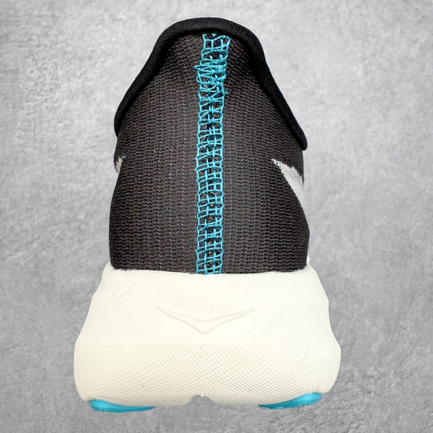 图片[8]-HOKA ONE ONE Rocket X 3 低帮专业越野跑步鞋 实拍首发 相较于前几代Mafate包裹感更好 跟Speedgoat(快速羚羊)系列比起来更加舒适 鞋底防滑性能在下坡的石板台阶和原始路面都有很好的表现 HOKA血统属性厚底设计 在快速下坡时起到缓震保护作用 减少重力给予脚踝、膝部、髋关节等处带来的冲击力 尺码：36 37 37.5 38 38.5 39 40 40.5 41 42 42.5 43 44 44.5 45-选品中心