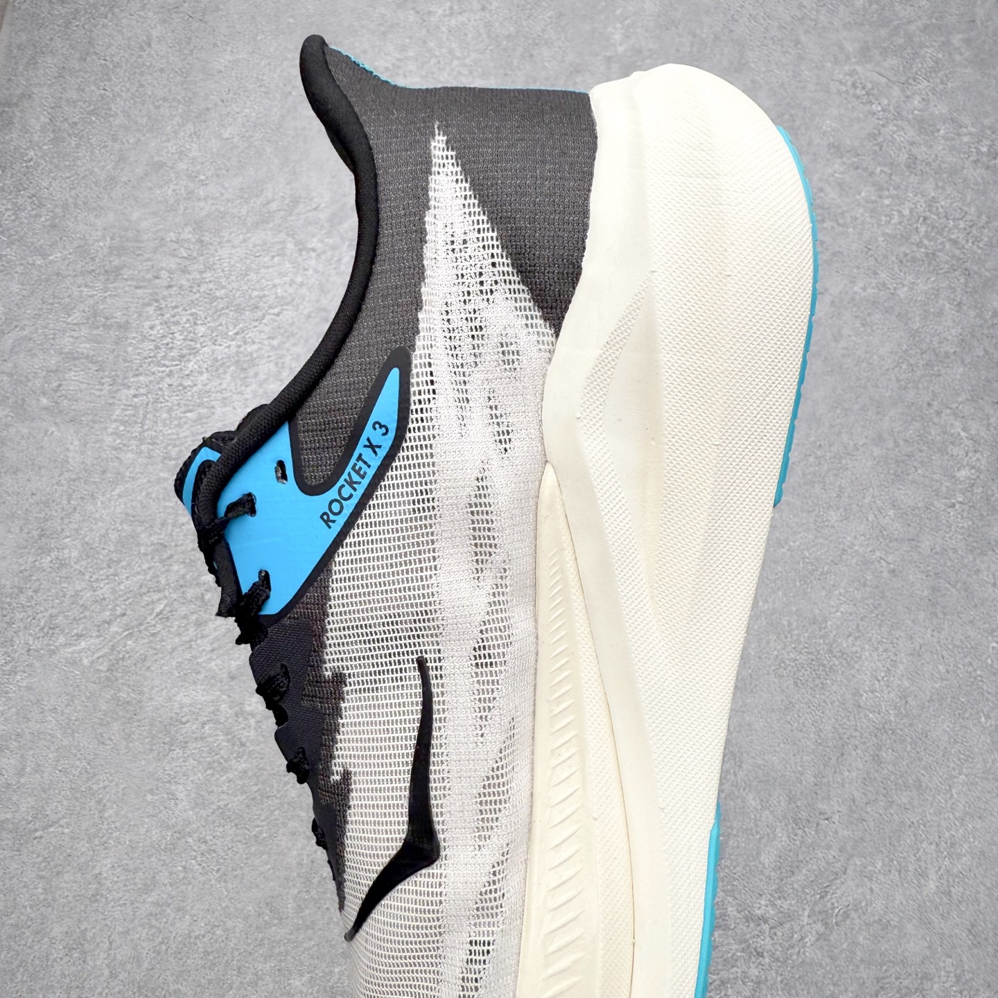 图片[7]-HOKA ONE ONE Rocket X 3 低帮专业越野跑步鞋 实拍首发 相较于前几代Mafate包裹感更好 跟Speedgoat(快速羚羊)系列比起来更加舒适 鞋底防滑性能在下坡的石板台阶和原始路面都有很好的表现 HOKA血统属性厚底设计 在快速下坡时起到缓震保护作用 减少重力给予脚踝、膝部、髋关节等处带来的冲击力 尺码：36 37 37.5 38 38.5 39 40 40.5 41 42 42.5 43 44 44.5 45-选品中心