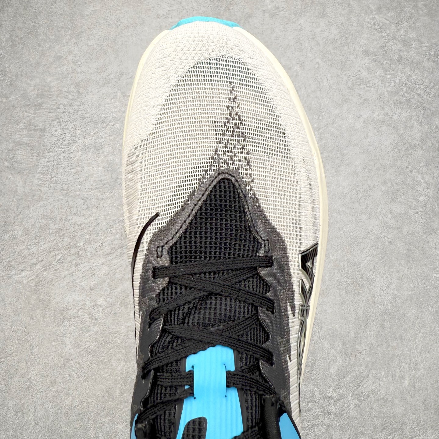 图片[4]-HOKA ONE ONE Rocket X 3 低帮专业越野跑步鞋 实拍首发 相较于前几代Mafate包裹感更好 跟Speedgoat(快速羚羊)系列比起来更加舒适 鞋底防滑性能在下坡的石板台阶和原始路面都有很好的表现 HOKA血统属性厚底设计 在快速下坡时起到缓震保护作用 减少重力给予脚踝、膝部、髋关节等处带来的冲击力 尺码：36 37 37.5 38 38.5 39 40 40.5 41 42 42.5 43 44 44.5 45-选品中心