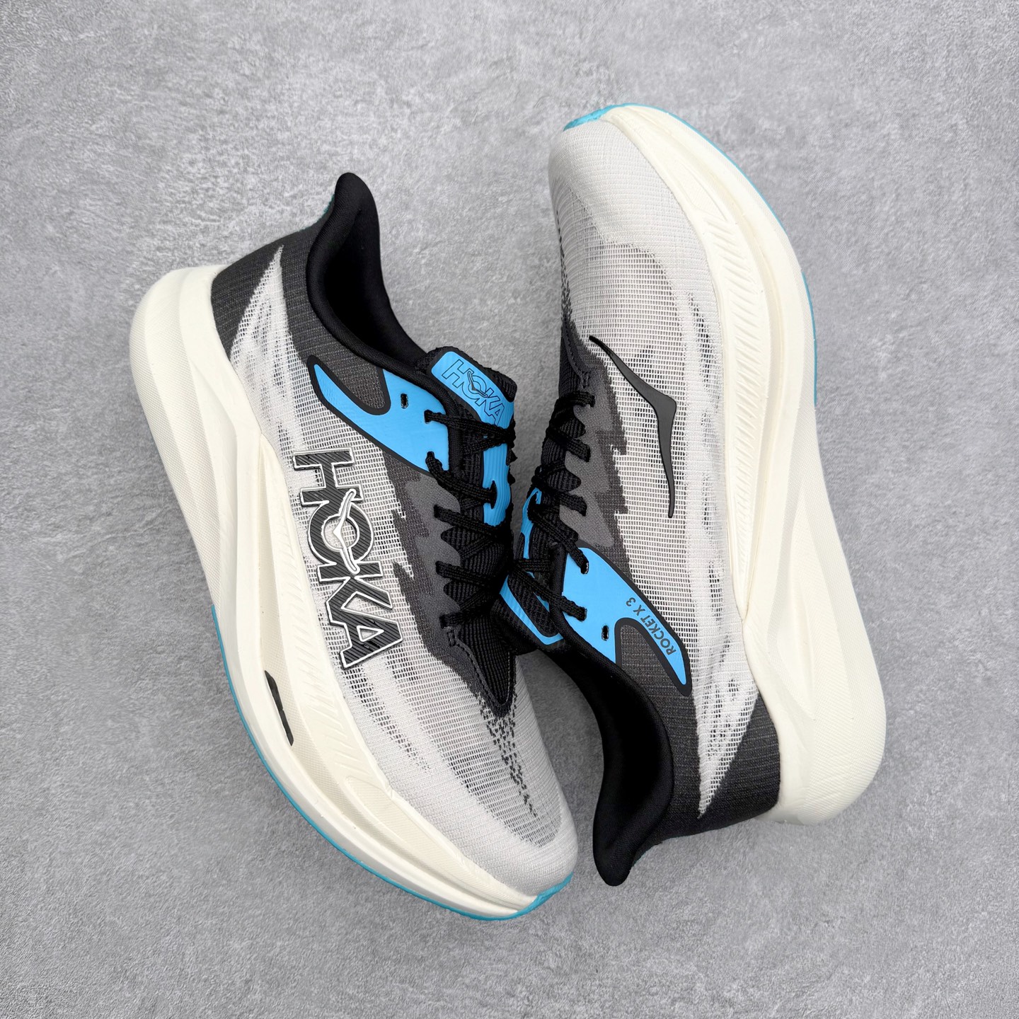 图片[3]-HOKA ONE ONE Rocket X 3 低帮专业越野跑步鞋 实拍首发 相较于前几代Mafate包裹感更好 跟Speedgoat(快速羚羊)系列比起来更加舒适 鞋底防滑性能在下坡的石板台阶和原始路面都有很好的表现 HOKA血统属性厚底设计 在快速下坡时起到缓震保护作用 减少重力给予脚踝、膝部、髋关节等处带来的冲击力 尺码：36 37 37.5 38 38.5 39 40 40.5 41 42 42.5 43 44 44.5 45-选品中心