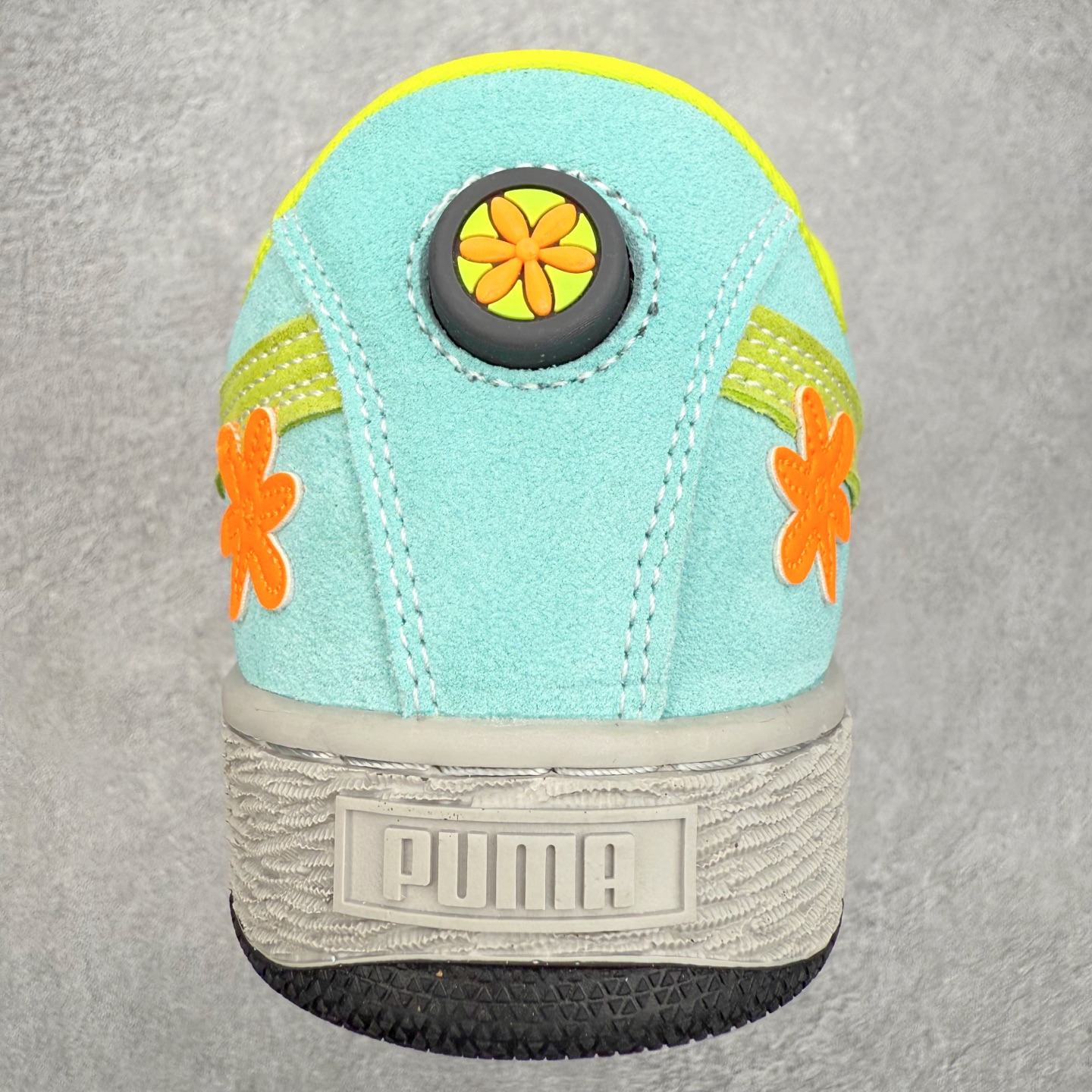 图片[8]-＃C版 PUMA SUEDE XL 彪马新款面包鞋男女同款复古休闲板鞋 赠送一双鞋带 鞋身通体采用细腻的麂皮材质 厚实柔软 质感出众 鞋侧保留PUMA标志性跑道图案 侧面与后跟点缀金属色PUMA LOGO 兼具辨识度与细节感 加厚鞋垫、饱满鞋舌 搭配加宽扁形鞋带 使得穿着感更加贴合与舒适 值得一提的是 本季SUEDE XL鞋款以黑色、红色及蓝色最为瞩目 经典黑的配色 在低调之余可轻松驾驭任何潮流风格造型 而高饱和度的配色 则是当之无愧的早春出街利器。货号： 395205 尺码：36 37 37.5 38 38.5 39 40 40.5 41 42 42.5 43 44 45-选品中心