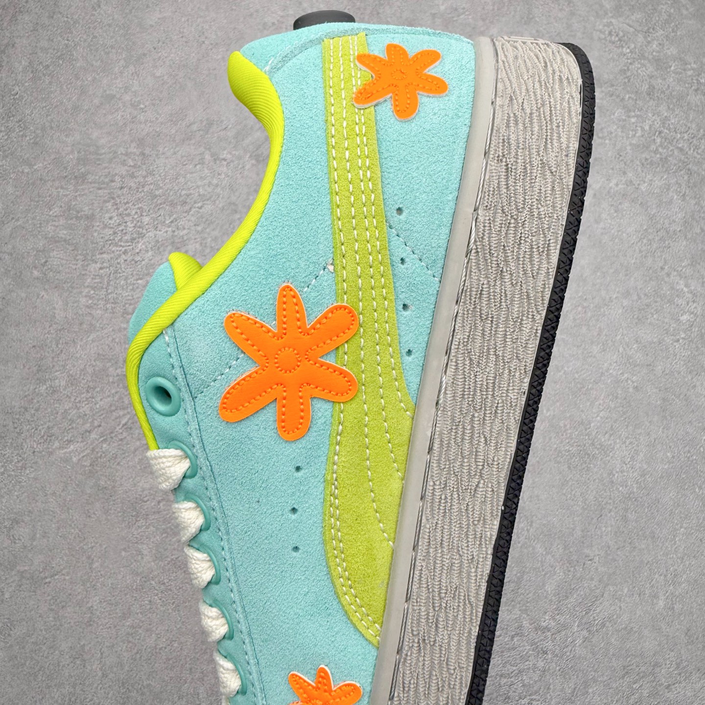 图片[7]-＃C版 PUMA SUEDE XL 彪马新款面包鞋男女同款复古休闲板鞋 赠送一双鞋带 鞋身通体采用细腻的麂皮材质 厚实柔软 质感出众 鞋侧保留PUMA标志性跑道图案 侧面与后跟点缀金属色PUMA LOGO 兼具辨识度与细节感 加厚鞋垫、饱满鞋舌 搭配加宽扁形鞋带 使得穿着感更加贴合与舒适 值得一提的是 本季SUEDE XL鞋款以黑色、红色及蓝色最为瞩目 经典黑的配色 在低调之余可轻松驾驭任何潮流风格造型 而高饱和度的配色 则是当之无愧的早春出街利器。货号： 395205 尺码：36 37 37.5 38 38.5 39 40 40.5 41 42 42.5 43 44 45-选品中心