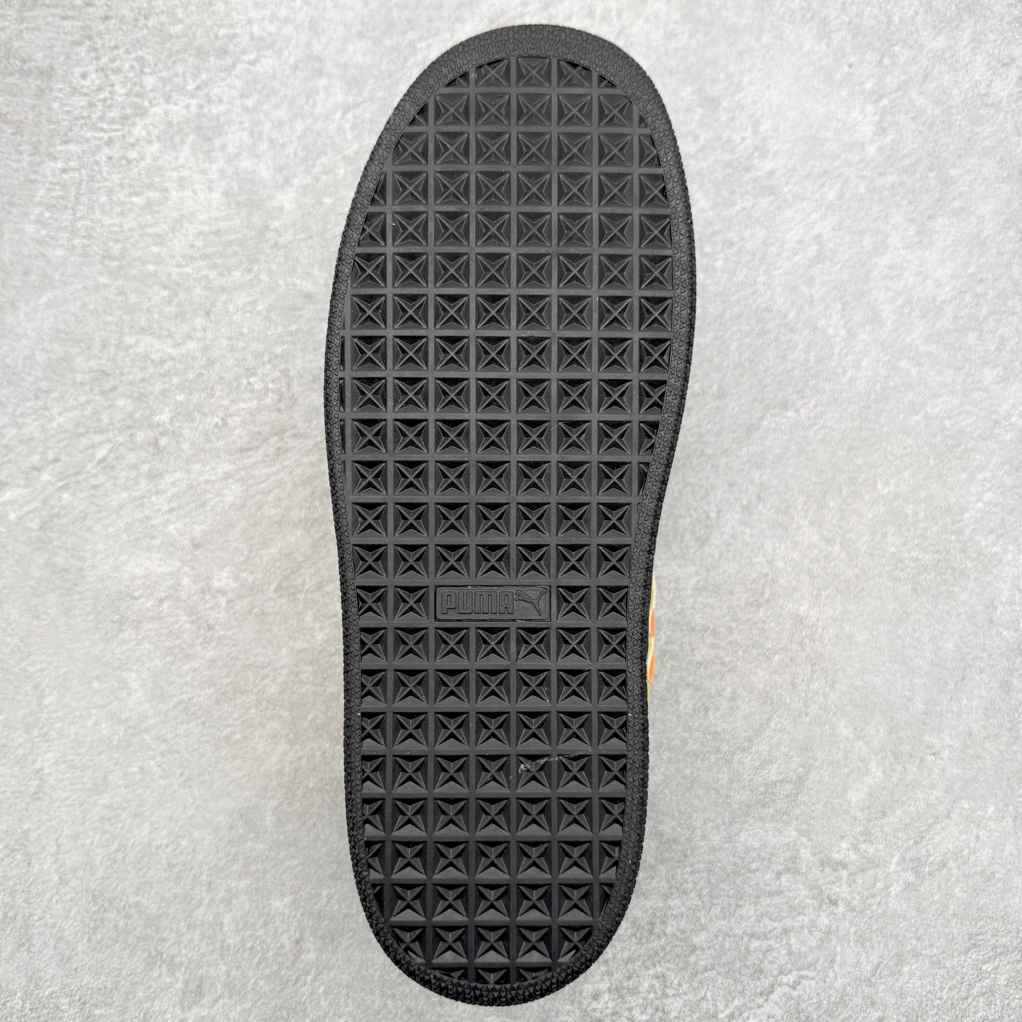 图片[9]-＃C版 PUMA SUEDE XL 彪马新款面包鞋男女同款复古休闲板鞋 赠送一双鞋带 鞋身通体采用细腻的麂皮材质 厚实柔软 质感出众 鞋侧保留PUMA标志性跑道图案 侧面与后跟点缀金属色PUMA LOGO 兼具辨识度与细节感 加厚鞋垫、饱满鞋舌 搭配加宽扁形鞋带 使得穿着感更加贴合与舒适 值得一提的是 本季SUEDE XL鞋款以黑色、红色及蓝色最为瞩目 经典黑的配色 在低调之余可轻松驾驭任何潮流风格造型 而高饱和度的配色 则是当之无愧的早春出街利器。货号： 395205 尺码：36 37 37.5 38 38.5 39 40 40.5 41 42 42.5 43 44 45-选品中心