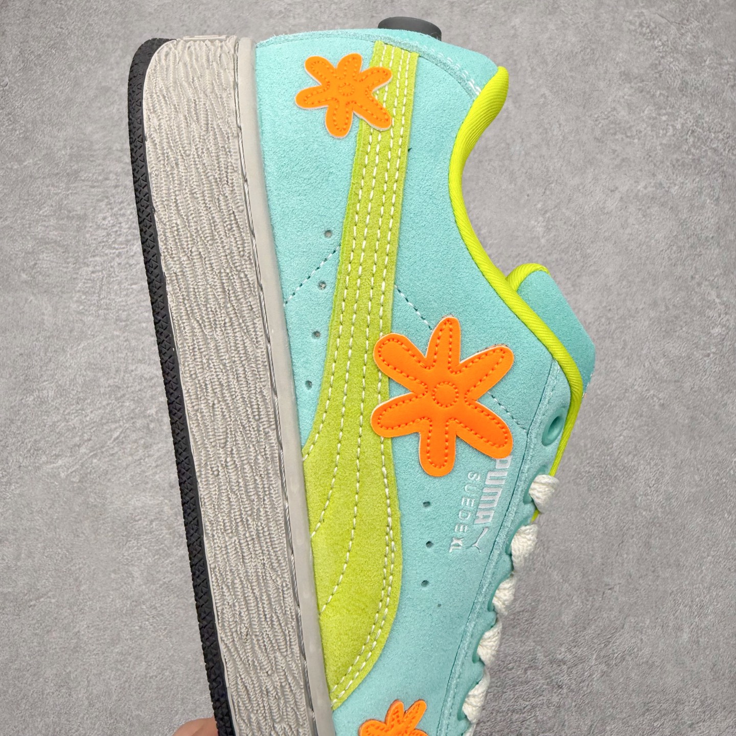 图片[6]-＃C版 PUMA SUEDE XL 彪马新款面包鞋男女同款复古休闲板鞋 赠送一双鞋带 鞋身通体采用细腻的麂皮材质 厚实柔软 质感出众 鞋侧保留PUMA标志性跑道图案 侧面与后跟点缀金属色PUMA LOGO 兼具辨识度与细节感 加厚鞋垫、饱满鞋舌 搭配加宽扁形鞋带 使得穿着感更加贴合与舒适 值得一提的是 本季SUEDE XL鞋款以黑色、红色及蓝色最为瞩目 经典黑的配色 在低调之余可轻松驾驭任何潮流风格造型 而高饱和度的配色 则是当之无愧的早春出街利器。货号： 395205 尺码：36 37 37.5 38 38.5 39 40 40.5 41 42 42.5 43 44 45-选品中心