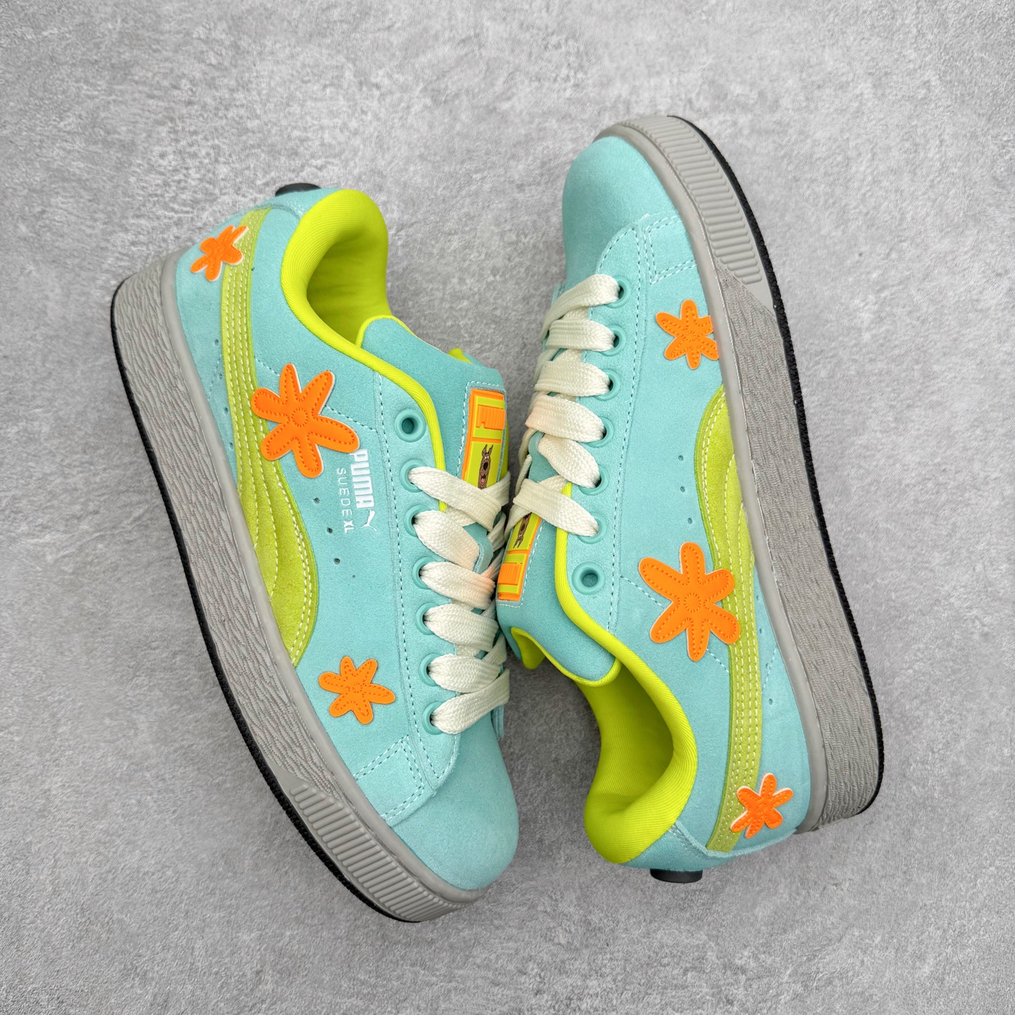 图片[3]-＃C版 PUMA SUEDE XL 彪马新款面包鞋男女同款复古休闲板鞋 赠送一双鞋带 鞋身通体采用细腻的麂皮材质 厚实柔软 质感出众 鞋侧保留PUMA标志性跑道图案 侧面与后跟点缀金属色PUMA LOGO 兼具辨识度与细节感 加厚鞋垫、饱满鞋舌 搭配加宽扁形鞋带 使得穿着感更加贴合与舒适 值得一提的是 本季SUEDE XL鞋款以黑色、红色及蓝色最为瞩目 经典黑的配色 在低调之余可轻松驾驭任何潮流风格造型 而高饱和度的配色 则是当之无愧的早春出街利器。货号： 395205 尺码：36 37 37.5 38 38.5 39 40 40.5 41 42 42.5 43 44 45-选品中心