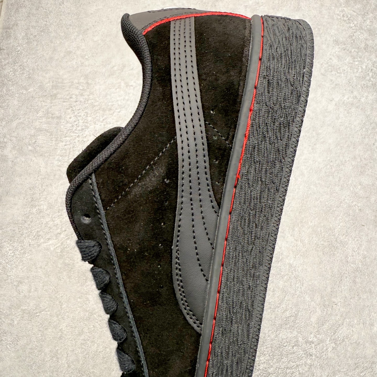 图片[7]-＃C版 PUMA SUEDE XL 彪马新款面包鞋男女同款复古休闲板鞋 赠送一双鞋带 鞋身通体采用细腻的麂皮材质 厚实柔软 质感出众 鞋侧保留PUMA标志性跑道图案 侧面与后跟点缀金属色PUMA LOGO 兼具辨识度与细节感 加厚鞋垫、饱满鞋舌 搭配加宽扁形鞋带 使得穿着感更加贴合与舒适 值得一提的是 本季SUEDE XL鞋款以黑色、红色及蓝色最为瞩目 经典黑的配色 在低调之余可轻松驾驭任何潮流风格造型 而高饱和度的配色 则是当之无愧的早春出街利器。货号： 395205 尺码：36 37 37.5 38 38.5 39 40 40.5 41 42 42.5 43 44 45-选品中心