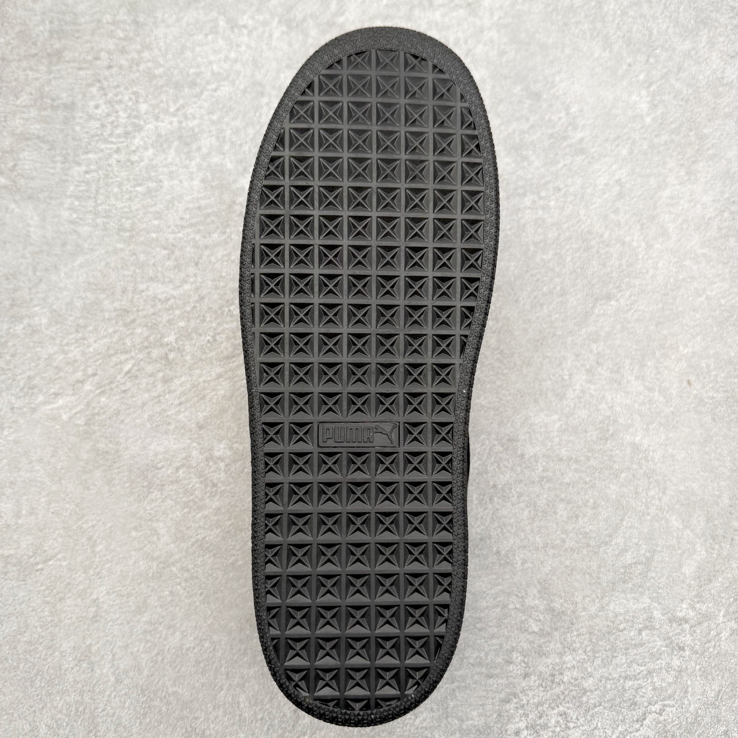 图片[9]-＃C版 PUMA SUEDE XL 彪马新款面包鞋男女同款复古休闲板鞋 赠送一双鞋带 鞋身通体采用细腻的麂皮材质 厚实柔软 质感出众 鞋侧保留PUMA标志性跑道图案 侧面与后跟点缀金属色PUMA LOGO 兼具辨识度与细节感 加厚鞋垫、饱满鞋舌 搭配加宽扁形鞋带 使得穿着感更加贴合与舒适 值得一提的是 本季SUEDE XL鞋款以黑色、红色及蓝色最为瞩目 经典黑的配色 在低调之余可轻松驾驭任何潮流风格造型 而高饱和度的配色 则是当之无愧的早春出街利器。货号： 395205 尺码：36 37 37.5 38 38.5 39 40 40.5 41 42 42.5 43 44 45-选品中心