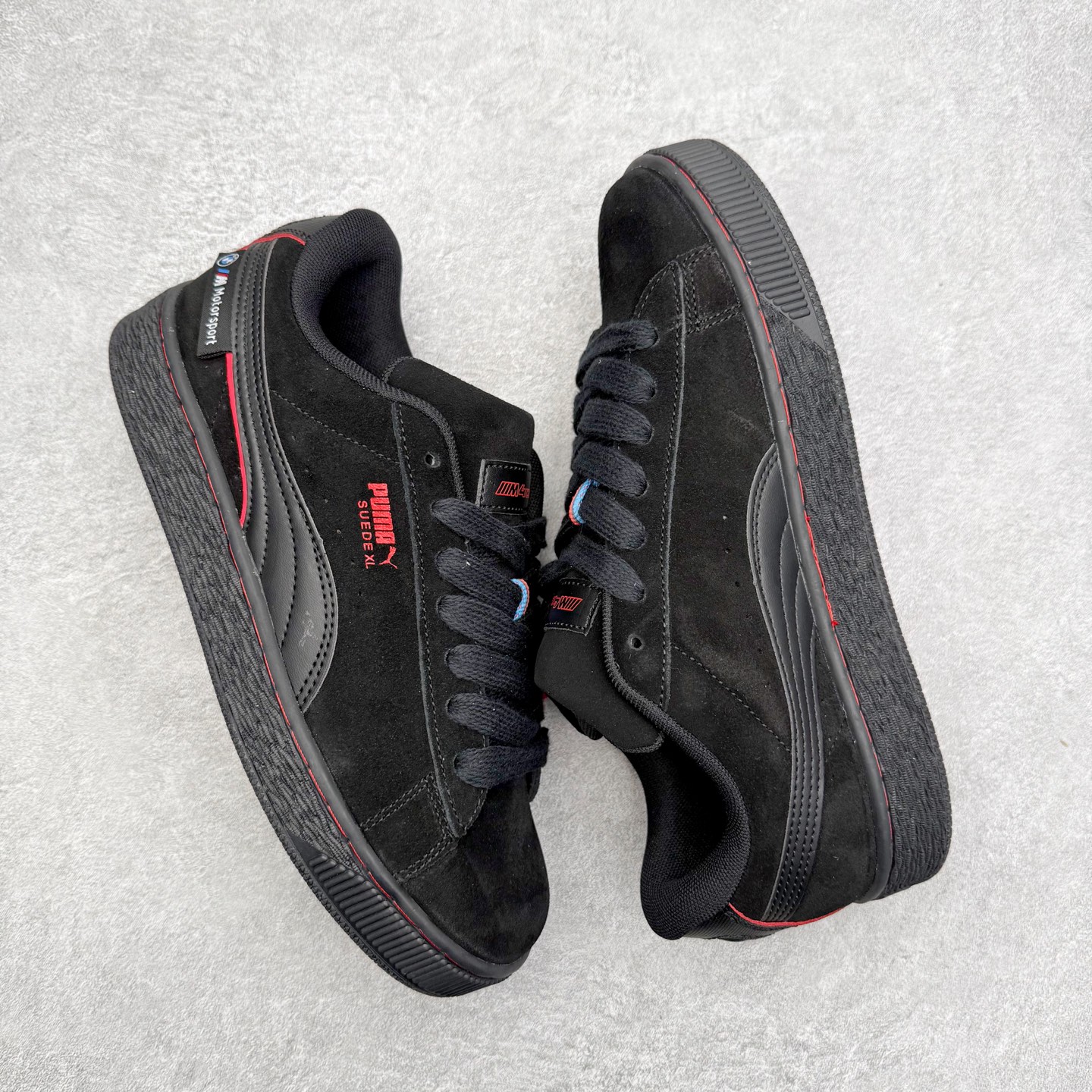 图片[3]-＃C版 PUMA SUEDE XL 彪马新款面包鞋男女同款复古休闲板鞋 赠送一双鞋带 鞋身通体采用细腻的麂皮材质 厚实柔软 质感出众 鞋侧保留PUMA标志性跑道图案 侧面与后跟点缀金属色PUMA LOGO 兼具辨识度与细节感 加厚鞋垫、饱满鞋舌 搭配加宽扁形鞋带 使得穿着感更加贴合与舒适 值得一提的是 本季SUEDE XL鞋款以黑色、红色及蓝色最为瞩目 经典黑的配色 在低调之余可轻松驾驭任何潮流风格造型 而高饱和度的配色 则是当之无愧的早春出街利器。货号： 395205 尺码：36 37 37.5 38 38.5 39 40 40.5 41 42 42.5 43 44 45-选品中心