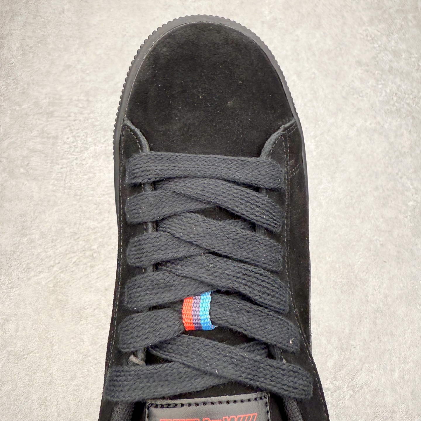 图片[4]-＃C版 PUMA SUEDE XL 彪马新款面包鞋男女同款复古休闲板鞋 赠送一双鞋带 鞋身通体采用细腻的麂皮材质 厚实柔软 质感出众 鞋侧保留PUMA标志性跑道图案 侧面与后跟点缀金属色PUMA LOGO 兼具辨识度与细节感 加厚鞋垫、饱满鞋舌 搭配加宽扁形鞋带 使得穿着感更加贴合与舒适 值得一提的是 本季SUEDE XL鞋款以黑色、红色及蓝色最为瞩目 经典黑的配色 在低调之余可轻松驾驭任何潮流风格造型 而高饱和度的配色 则是当之无愧的早春出街利器。货号： 395205 尺码：36 37 37.5 38 38.5 39 40 40.5 41 42 42.5 43 44 45-选品中心