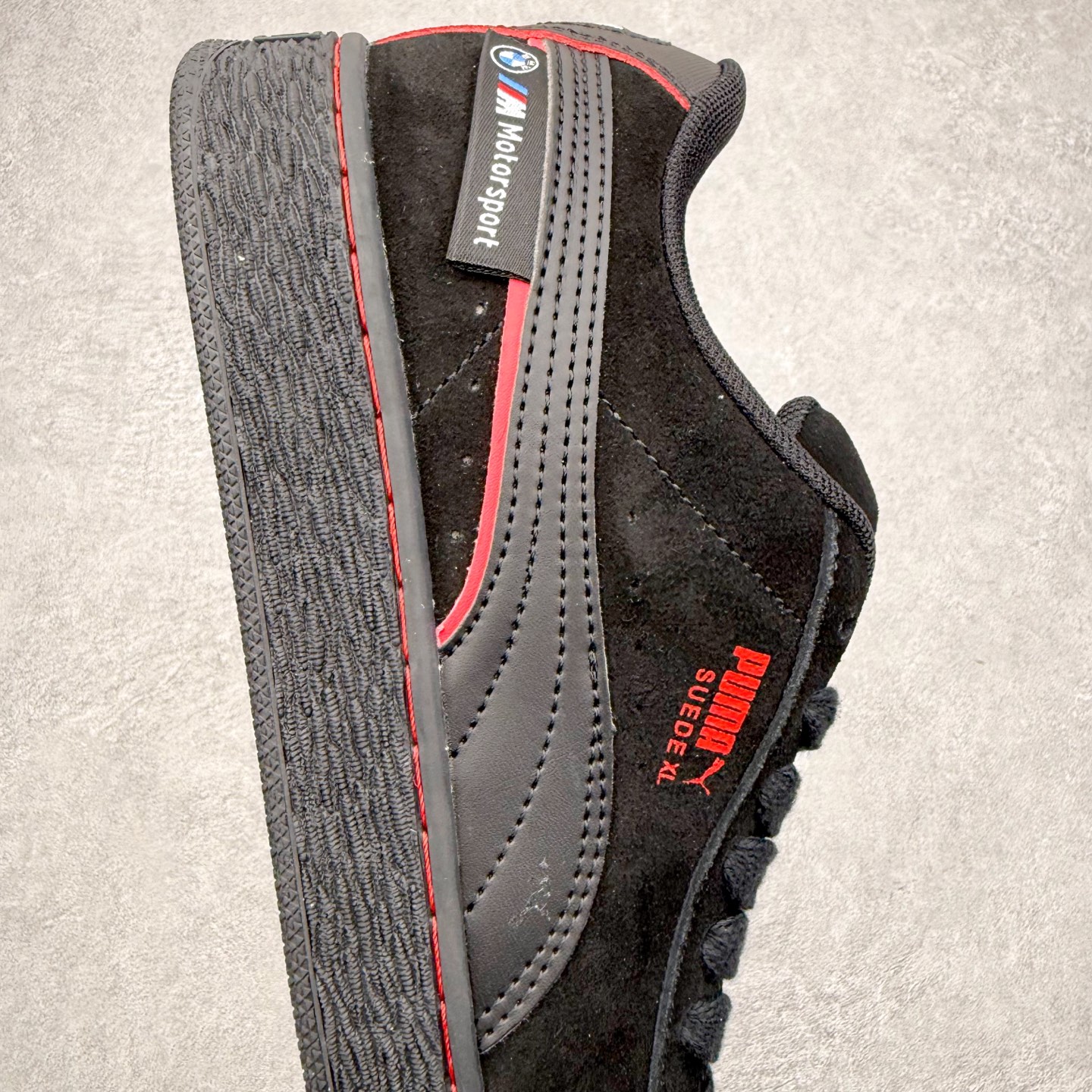 图片[6]-＃C版 PUMA SUEDE XL 彪马新款面包鞋男女同款复古休闲板鞋 赠送一双鞋带 鞋身通体采用细腻的麂皮材质 厚实柔软 质感出众 鞋侧保留PUMA标志性跑道图案 侧面与后跟点缀金属色PUMA LOGO 兼具辨识度与细节感 加厚鞋垫、饱满鞋舌 搭配加宽扁形鞋带 使得穿着感更加贴合与舒适 值得一提的是 本季SUEDE XL鞋款以黑色、红色及蓝色最为瞩目 经典黑的配色 在低调之余可轻松驾驭任何潮流风格造型 而高饱和度的配色 则是当之无愧的早春出街利器。货号： 395205 尺码：36 37 37.5 38 38.5 39 40 40.5 41 42 42.5 43 44 45-选品中心