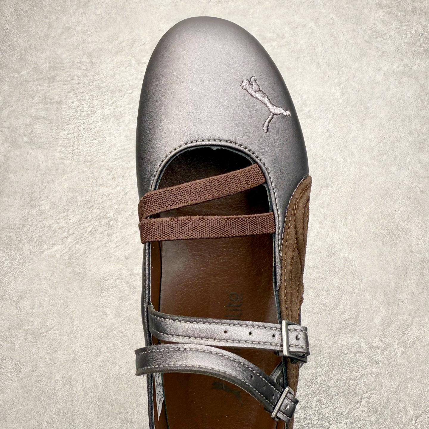 图片[4]-＃DT PUMA Speedcat Ballerina 彪马柔软舒适防滑耐磨低帮生活休闲鞋芭蕾舞鞋单鞋玛丽珍鞋 这次，PUMA决定再对Speedcat来一次创新，以芭蕾舞鞋为灵感，将芭蕾舞鞋的灵动与轻盈感与赛车鞋融为一体，带来极具个性的全新鞋款Speedcat Ballerina。Speedcat Ballerina由Speedcat去除鞋舌、鞋带以及部分鞋侧位打造而成，鞋带部分被改为如同芭蕾鞋般的交叉弹性带，PUMA的标志依旧设计于鞋侧旁，整个鞋款外观变得更加优雅。Speedcat Ballerina 还汲取了赛车鞋的抓地设计，配备经典橡胶大底。尺码：36 37 37.5 38 38.5 39 40 40.5 41-选品中心