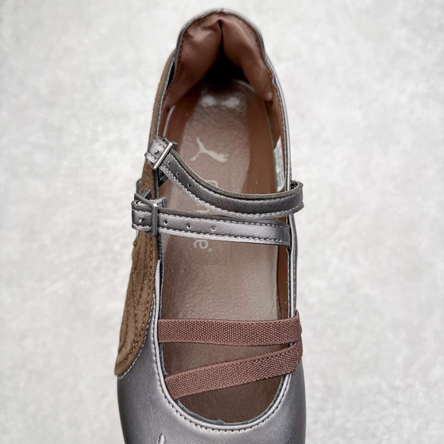 图片[5]-＃DT PUMA Speedcat Ballerina 彪马柔软舒适防滑耐磨低帮生活休闲鞋芭蕾舞鞋单鞋玛丽珍鞋 这次，PUMA决定再对Speedcat来一次创新，以芭蕾舞鞋为灵感，将芭蕾舞鞋的灵动与轻盈感与赛车鞋融为一体，带来极具个性的全新鞋款Speedcat Ballerina。Speedcat Ballerina由Speedcat去除鞋舌、鞋带以及部分鞋侧位打造而成，鞋带部分被改为如同芭蕾鞋般的交叉弹性带，PUMA的标志依旧设计于鞋侧旁，整个鞋款外观变得更加优雅。Speedcat Ballerina 还汲取了赛车鞋的抓地设计，配备经典橡胶大底。尺码：36 37 37.5 38 38.5 39 40 40.5 41-选品中心