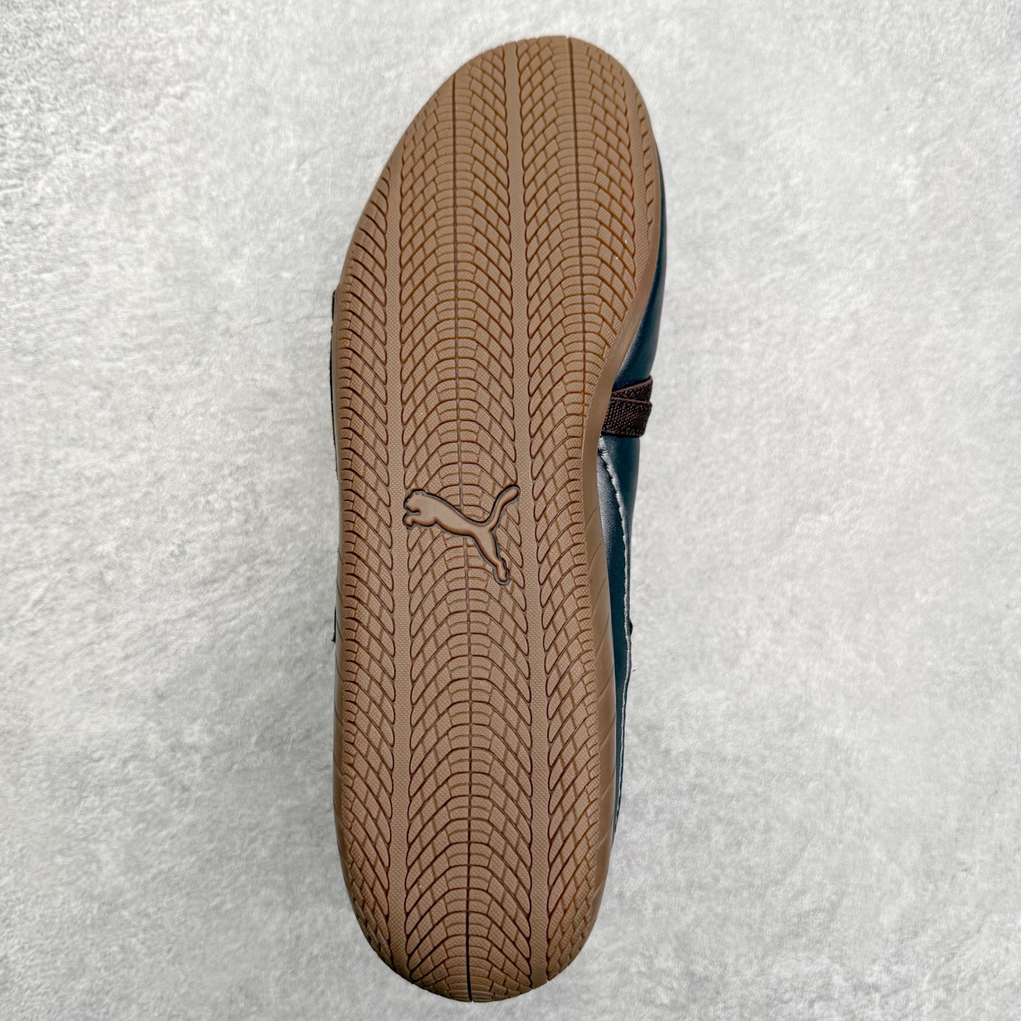 图片[9]-＃DT PUMA Speedcat Ballerina 彪马柔软舒适防滑耐磨低帮生活休闲鞋芭蕾舞鞋单鞋玛丽珍鞋 这次，PUMA决定再对Speedcat来一次创新，以芭蕾舞鞋为灵感，将芭蕾舞鞋的灵动与轻盈感与赛车鞋融为一体，带来极具个性的全新鞋款Speedcat Ballerina。Speedcat Ballerina由Speedcat去除鞋舌、鞋带以及部分鞋侧位打造而成，鞋带部分被改为如同芭蕾鞋般的交叉弹性带，PUMA的标志依旧设计于鞋侧旁，整个鞋款外观变得更加优雅。Speedcat Ballerina 还汲取了赛车鞋的抓地设计，配备经典橡胶大底。尺码：36 37 37.5 38 38.5 39 40 40.5 41-选品中心