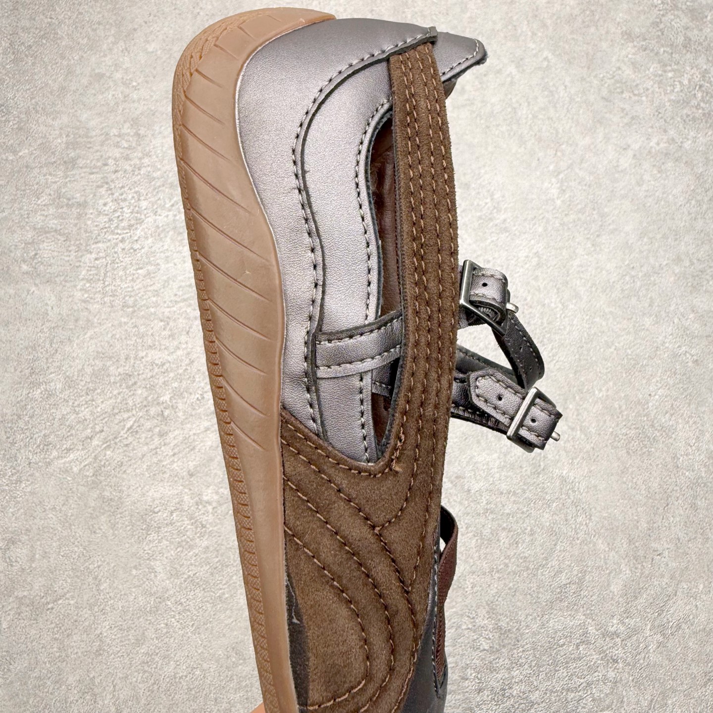 图片[6]-＃DT PUMA Speedcat Ballerina 彪马柔软舒适防滑耐磨低帮生活休闲鞋芭蕾舞鞋单鞋玛丽珍鞋 这次，PUMA决定再对Speedcat来一次创新，以芭蕾舞鞋为灵感，将芭蕾舞鞋的灵动与轻盈感与赛车鞋融为一体，带来极具个性的全新鞋款Speedcat Ballerina。Speedcat Ballerina由Speedcat去除鞋舌、鞋带以及部分鞋侧位打造而成，鞋带部分被改为如同芭蕾鞋般的交叉弹性带，PUMA的标志依旧设计于鞋侧旁，整个鞋款外观变得更加优雅。Speedcat Ballerina 还汲取了赛车鞋的抓地设计，配备经典橡胶大底。尺码：36 37 37.5 38 38.5 39 40 40.5 41-选品中心