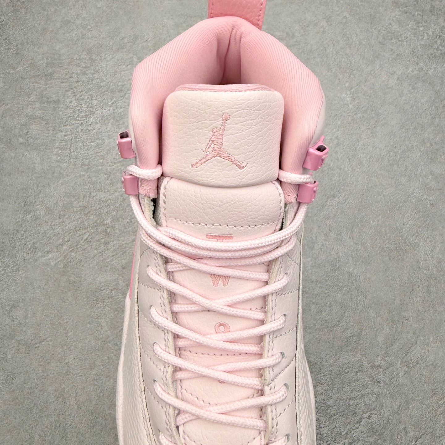 图片[5]-＃纯原 Air Jordan AJ12 Retro 白粉 货号：510815-600 外贸特供批次 原楦原档案数据开模打造 原汁原味12代鞋型 进口原厂皮料 原厂碳板 原装材料 原厂定制金属扣 原厂电绣 支持与公司货全方位对比 只服务于5%懂鞋的高端客户 发国外可支持各种retail商店充正寄售 尺码：36 36.5 37.5 38 38.5 39 40-选品中心