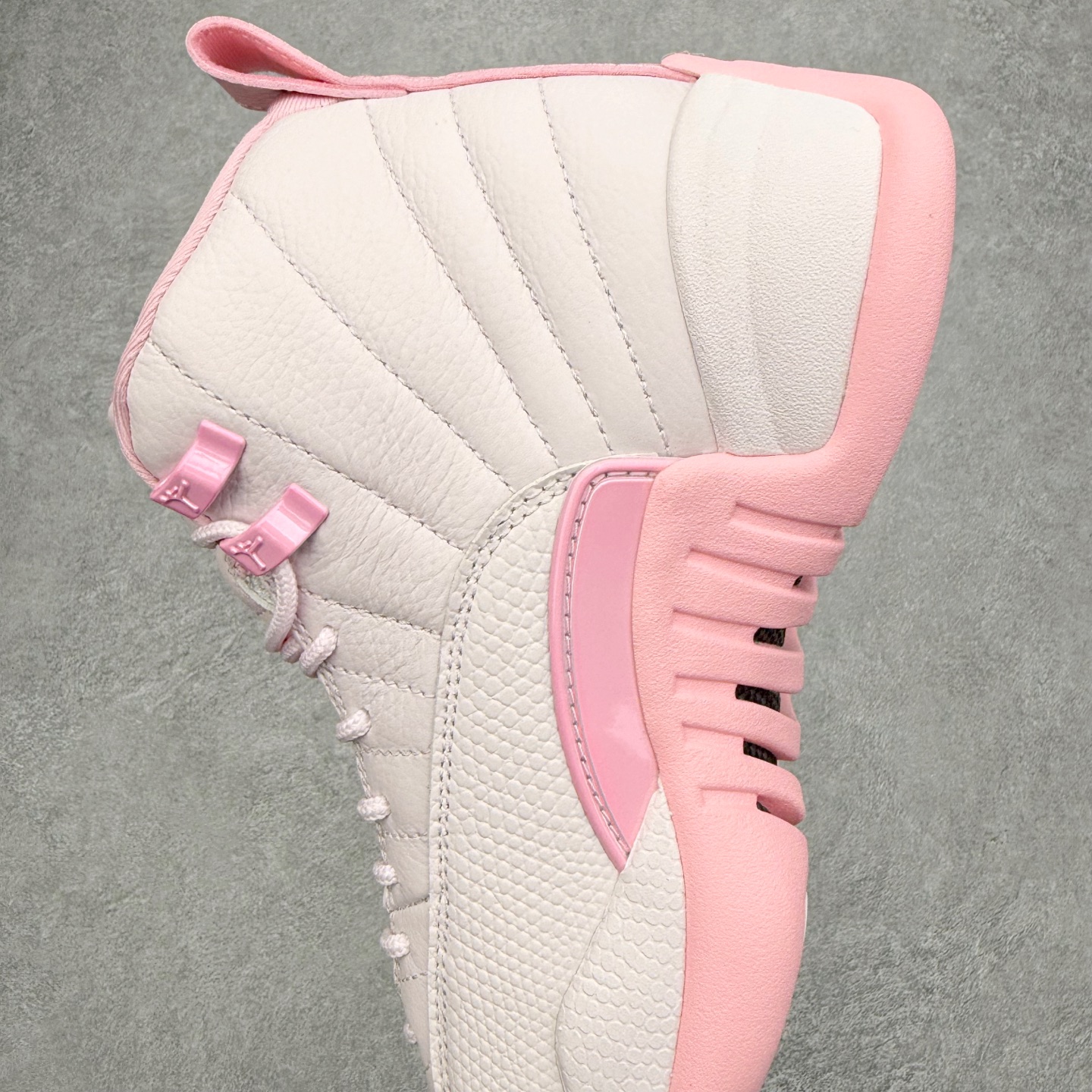 图片[7]-＃纯原 Air Jordan AJ12 Retro 白粉 货号：510815-600 外贸特供批次 原楦原档案数据开模打造 原汁原味12代鞋型 进口原厂皮料 原厂碳板 原装材料 原厂定制金属扣 原厂电绣 支持与公司货全方位对比 只服务于5%懂鞋的高端客户 发国外可支持各种retail商店充正寄售 尺码：36 36.5 37.5 38 38.5 39 40-选品中心